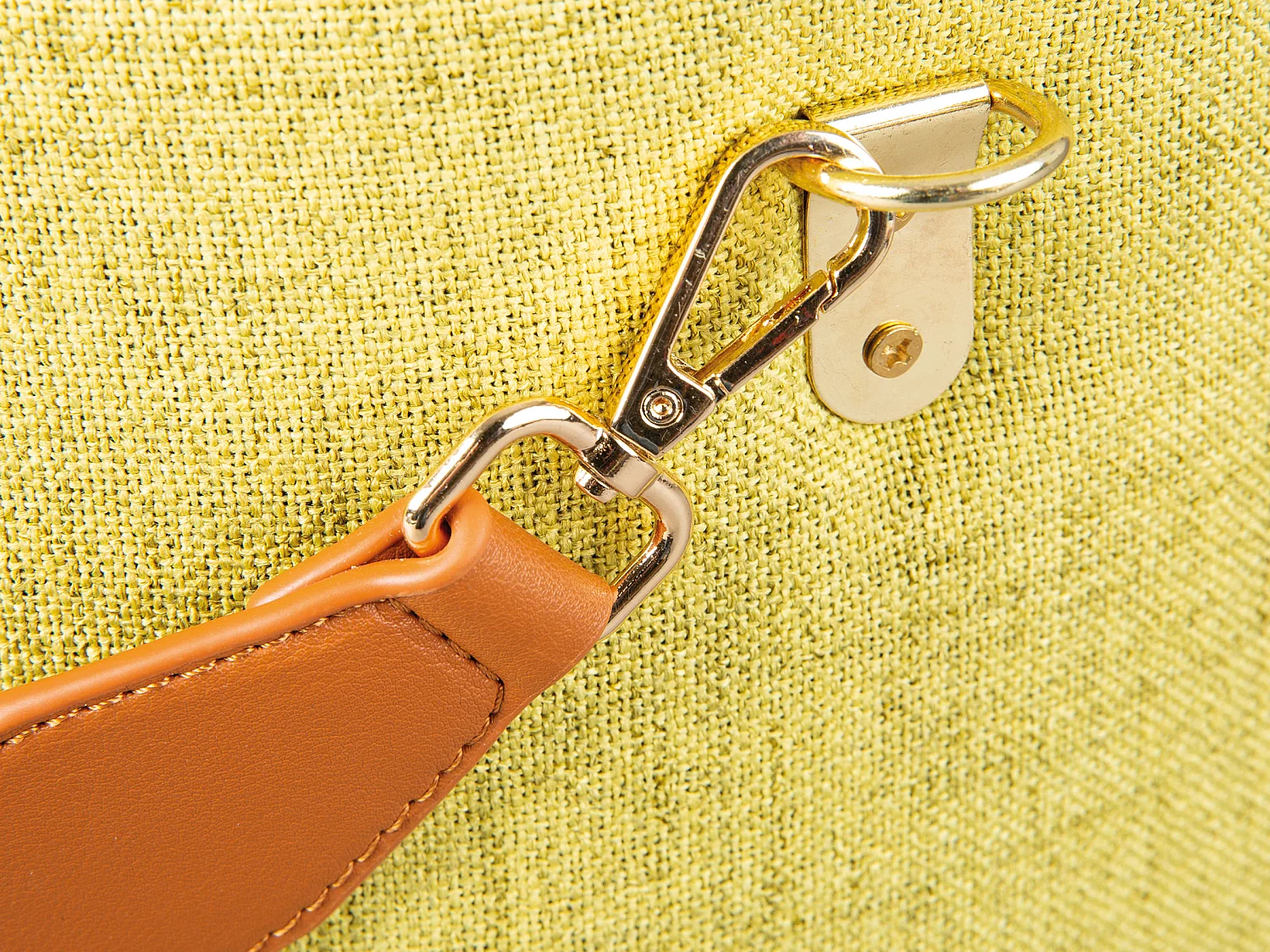 Puf Dirax, taburete con almacenaje de color amarillo verdoso y marrón.