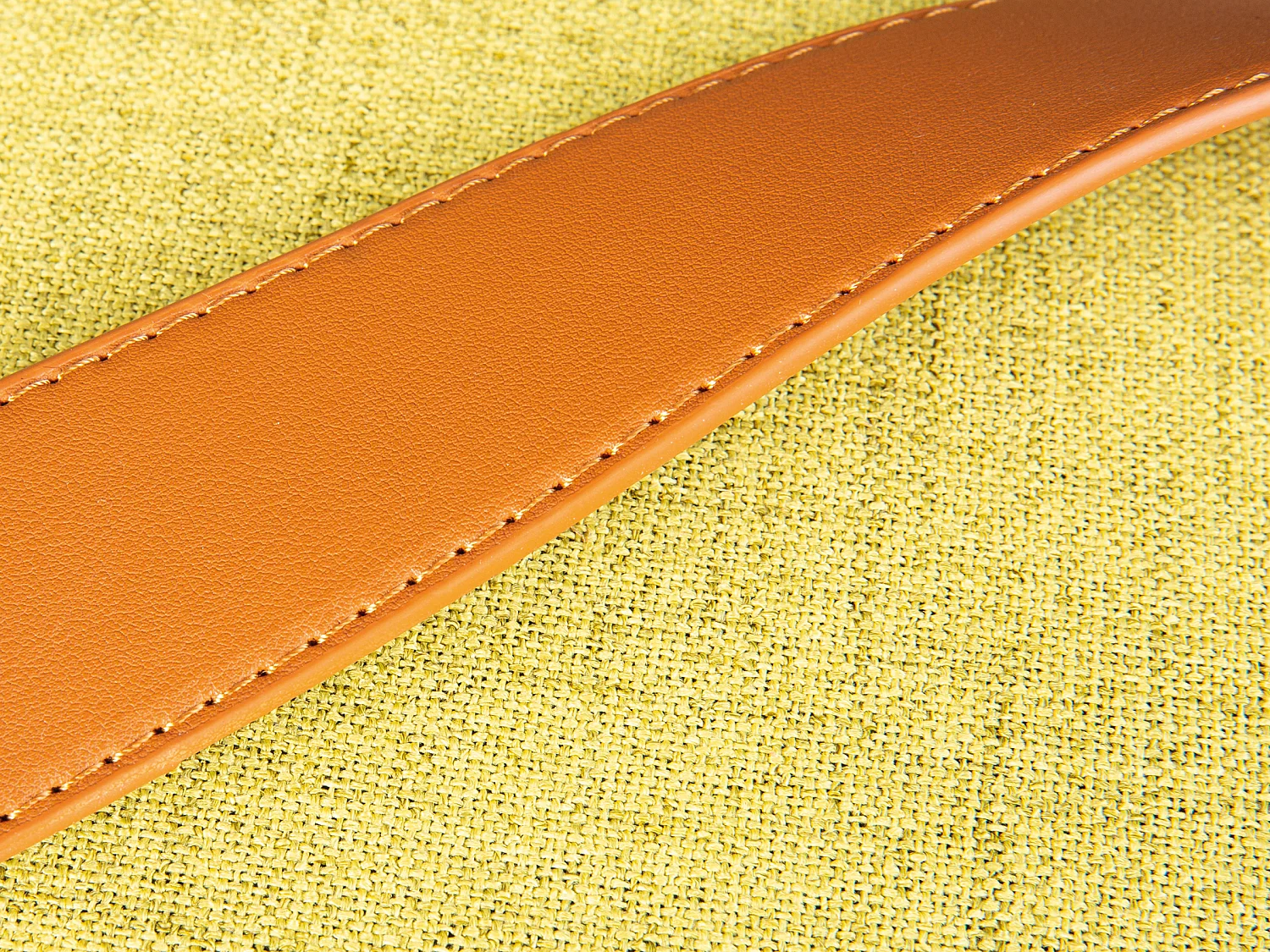 Puf Dirax, taburete con almacenaje de color amarillo verdoso y marrón.