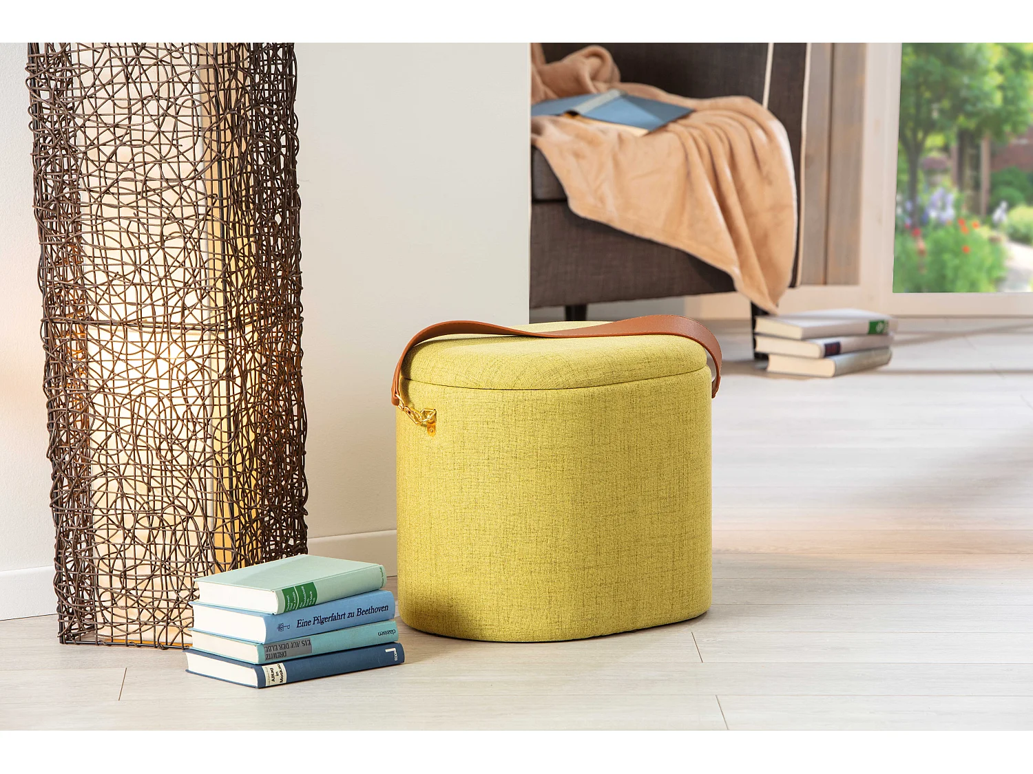 Puf Dirax, taburete con almacenaje de color amarillo verdoso y marrón.