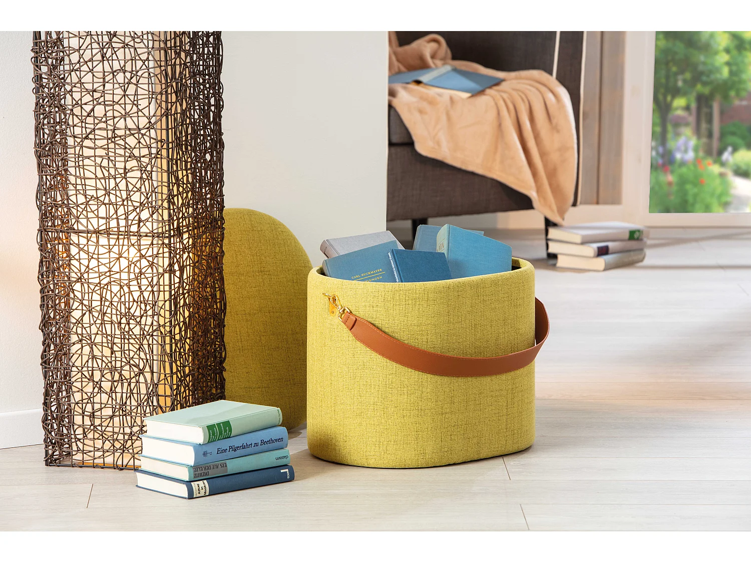 Dirax Repose-pieds/Tabouret avec compartiment de rangement jaune-vert et marron.