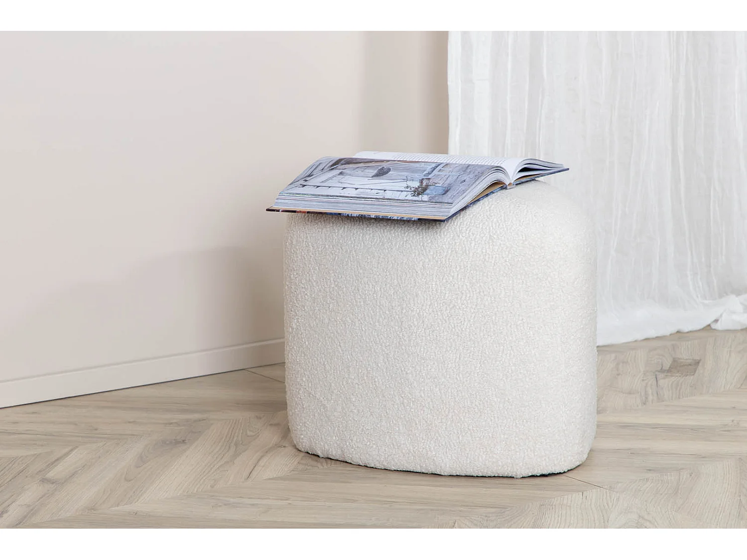 Peg Pouf, Hocker Ø46cm Teddystoff weiß.
