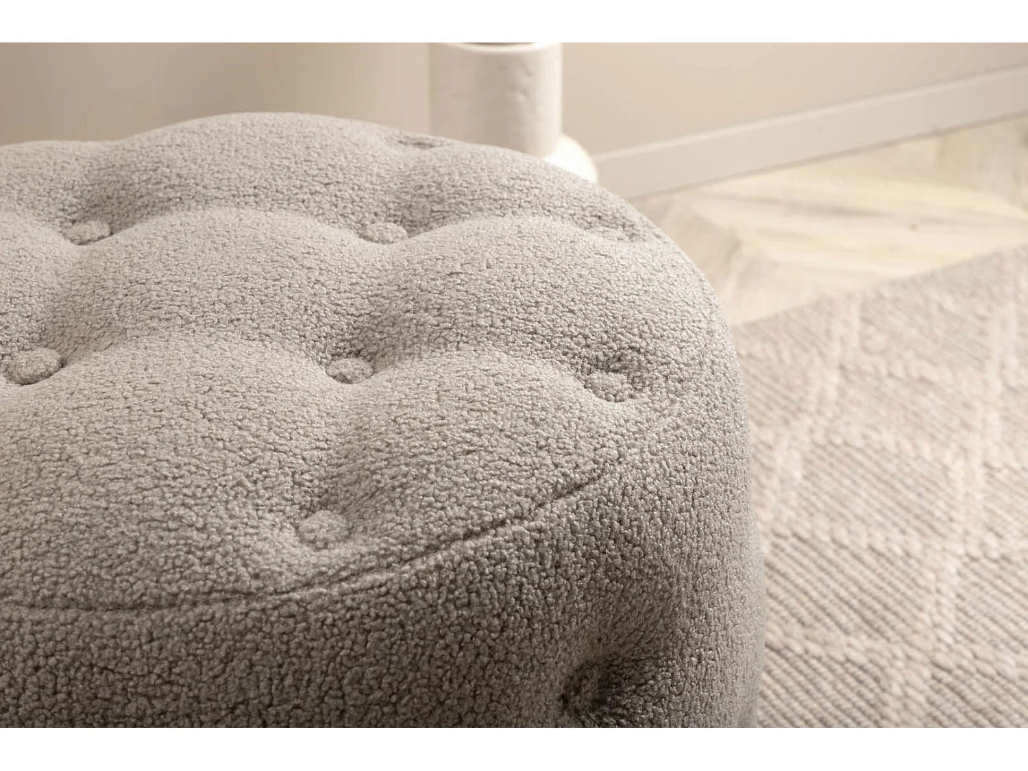 Pouf Capitonné Tissu Bouclette "Benjamin" 55cm Grège