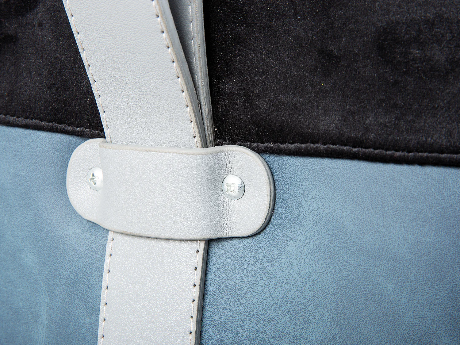 Osana Fusshocker, Hocker schwarz und blau.