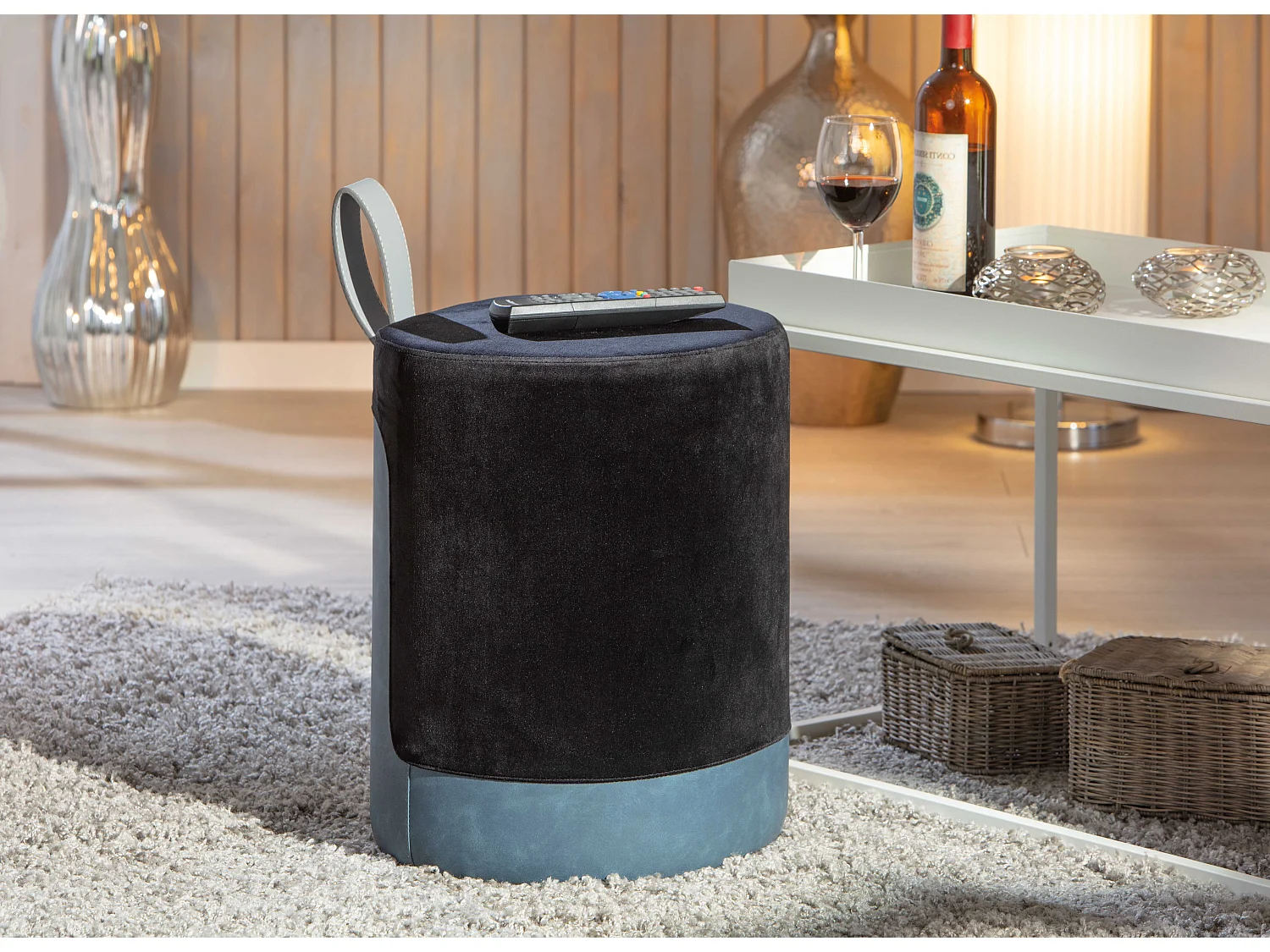 Osana Fusshocker, Hocker schwarz und blau.