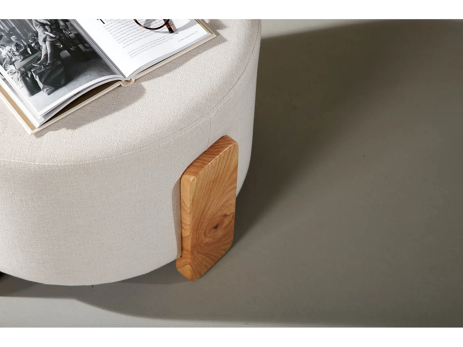Pouf Coffey, poggiapiedi Ø52,5cm marrone.