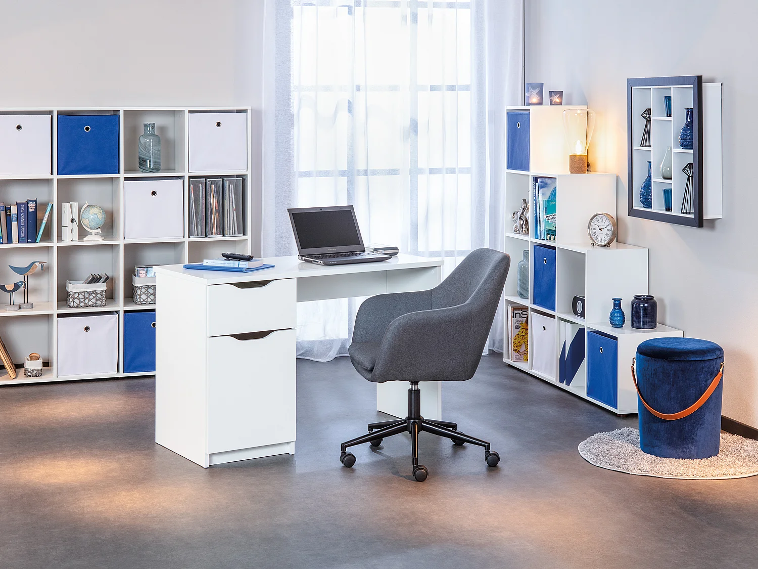 Pampurs Fusshocker, Hocker mit Aufbewahrung blau und braun.