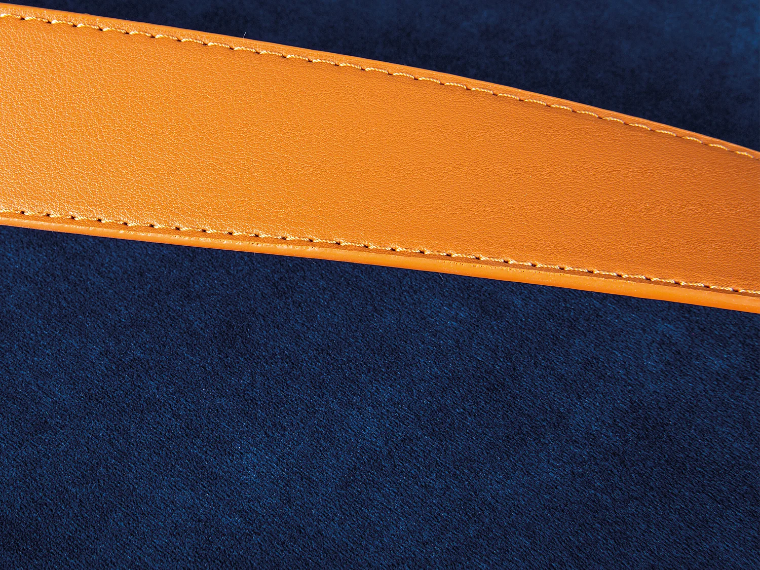 Puff Pampurs, taburete con almacenaje color azul y marrón.