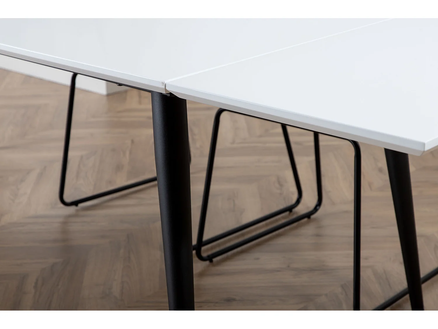 Jimmy Esstisch 90x195/285cm inkl. Zusatzplatten HPL weiß, schwarz.