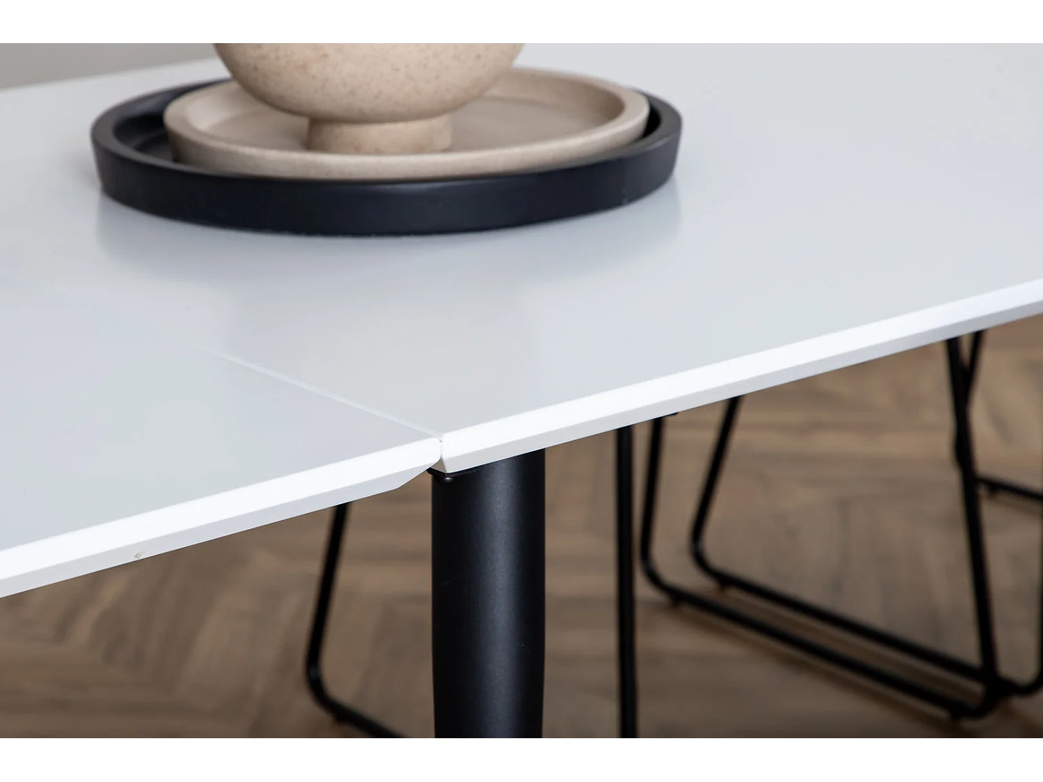 Jimmy Esstisch 90x195/285cm inkl. Zusatzplatten HPL weiß, schwarz.