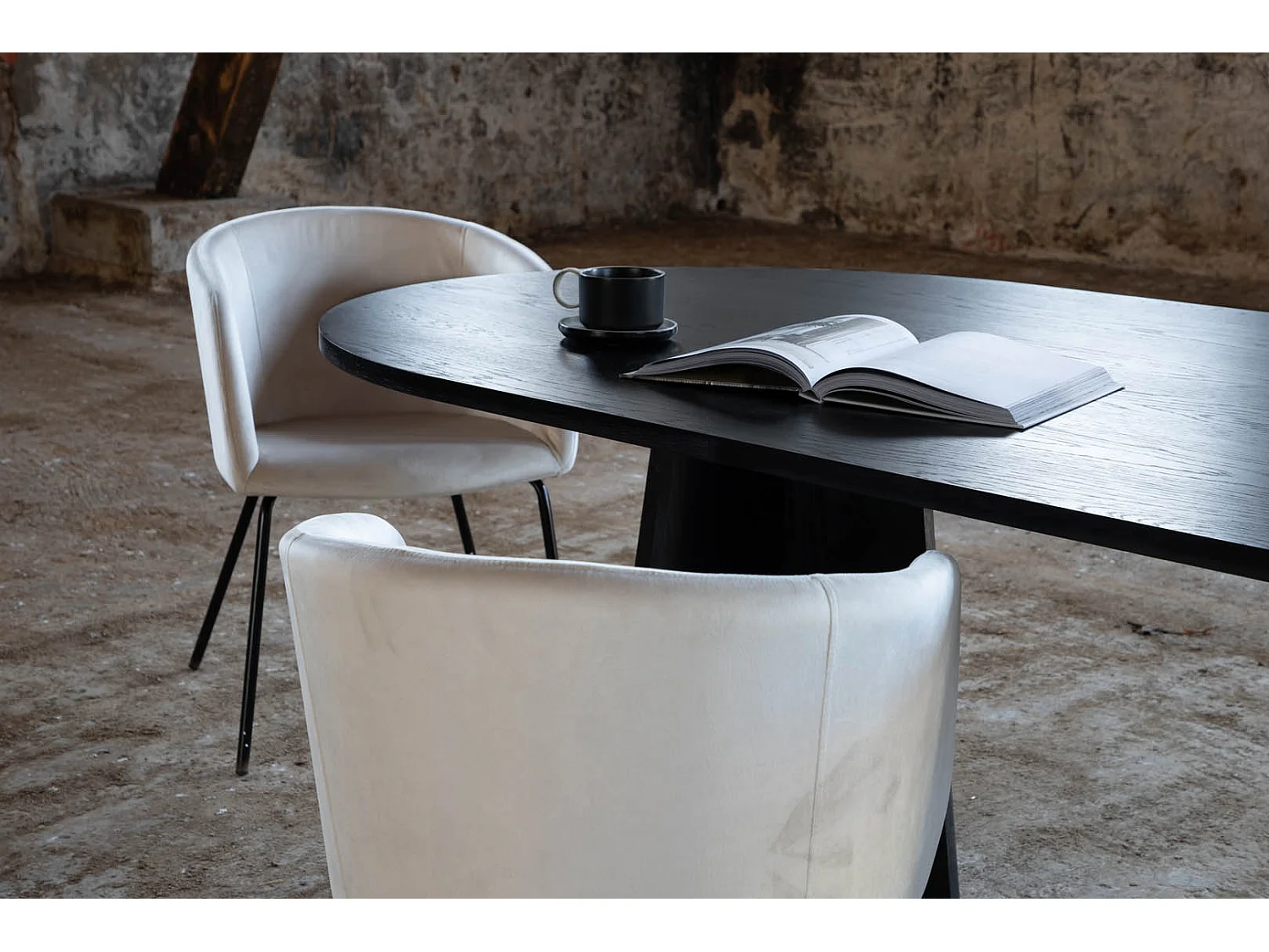 Bootcut eetkamertafel 115x230cm zwart.