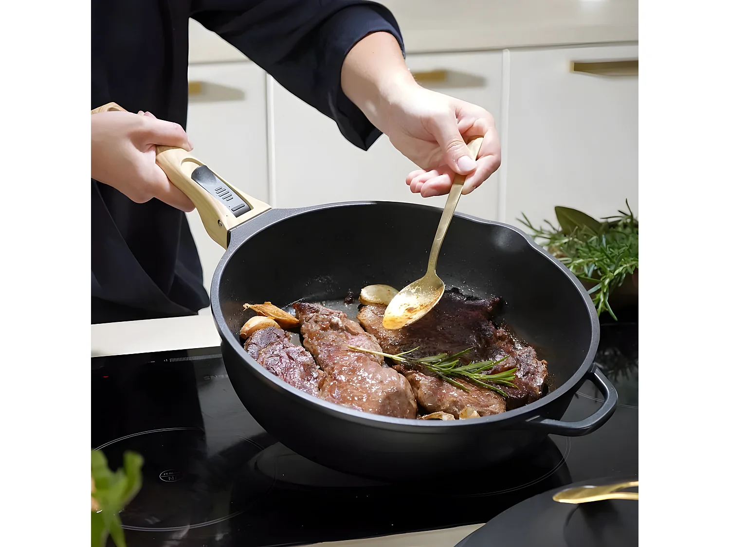 La fabuleuse poêle 8 en 1 Météore 28 cm