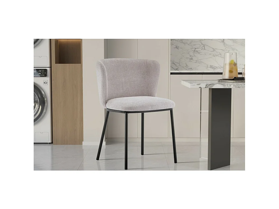 Sedia 'ARTHUS' in tessuto beige, dimensioni H76 x L52 x P54, ideale per la tua cucina o sala da pranzo.