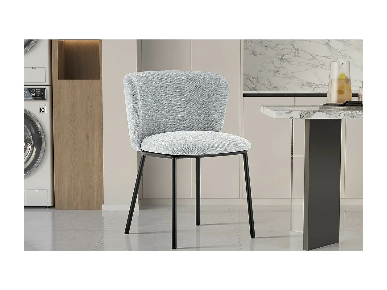 Chaise ARTHUS – Tissu gris clair avec pieds métal noir – H76 × L52 × P54 cm