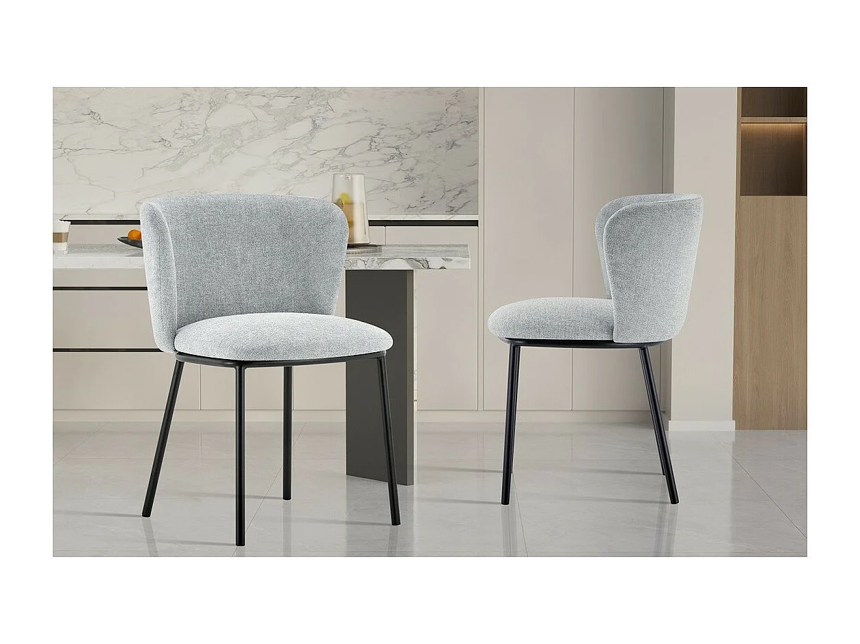 Chaise ARTHUS – Tissu gris clair avec pieds métal noir – H76 × L52 × P54 cm