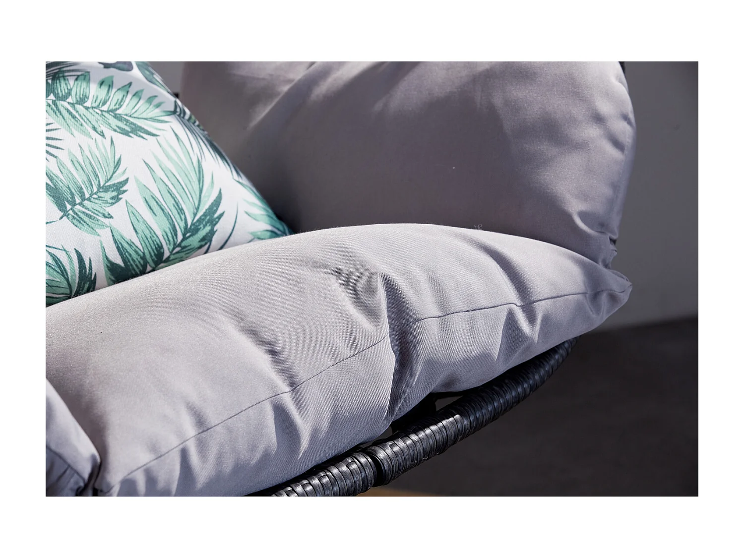 Grijze hangstoel van kunsthars met rotan effect LIMA - Comfortabel en trendy, binnen/buiten, inclusief kussens