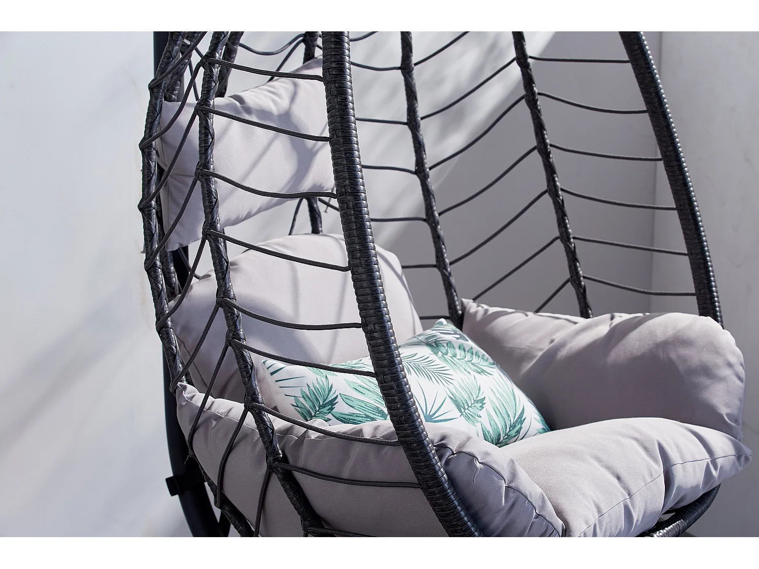 Cadeira suspensa cinza em resina com efeito de vime LIMA - Confortável e moderna, interior/exterior, almofadas incluídas