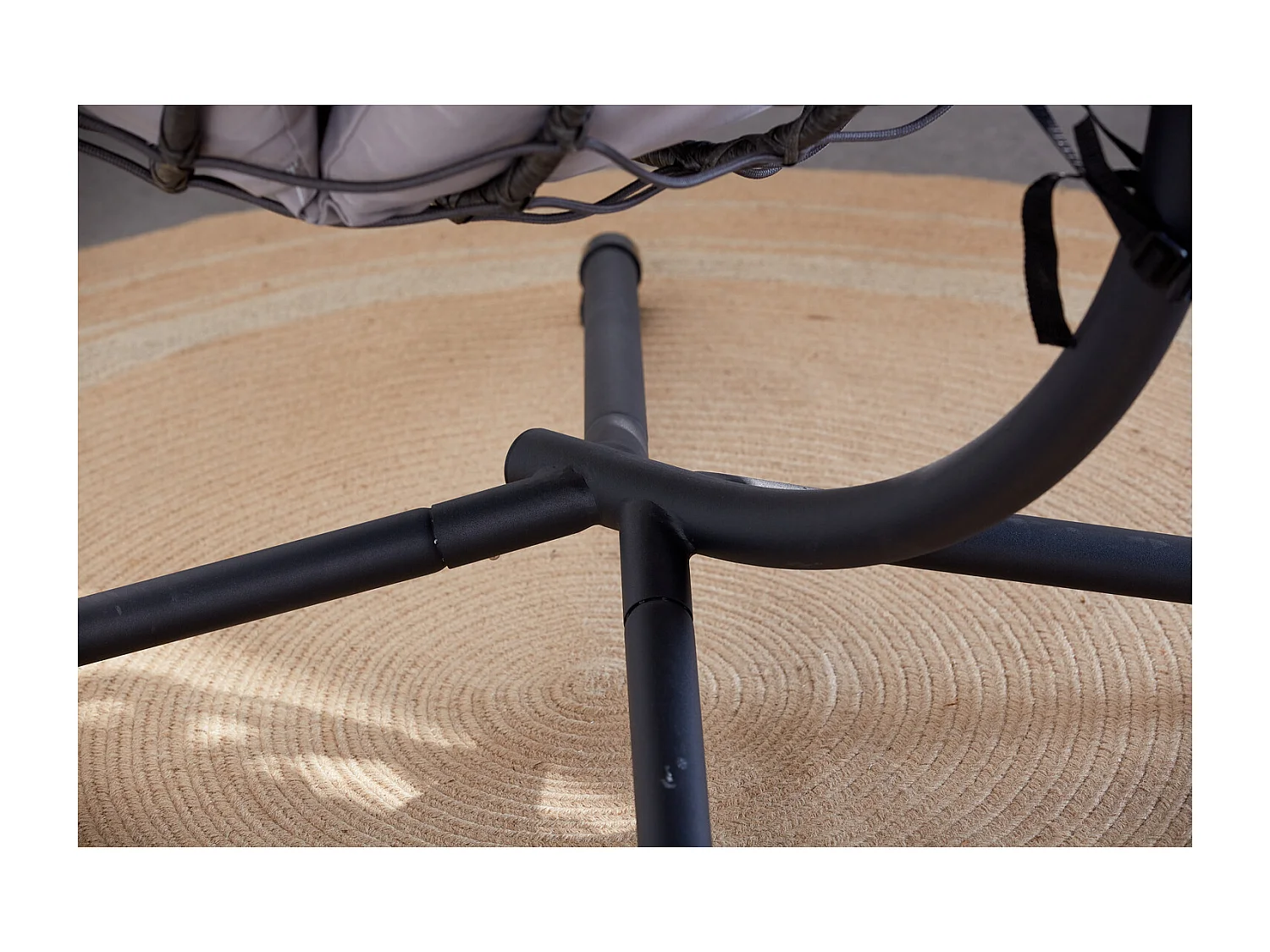 Fauteuil suspendu en résine effet rotin gris LIMA