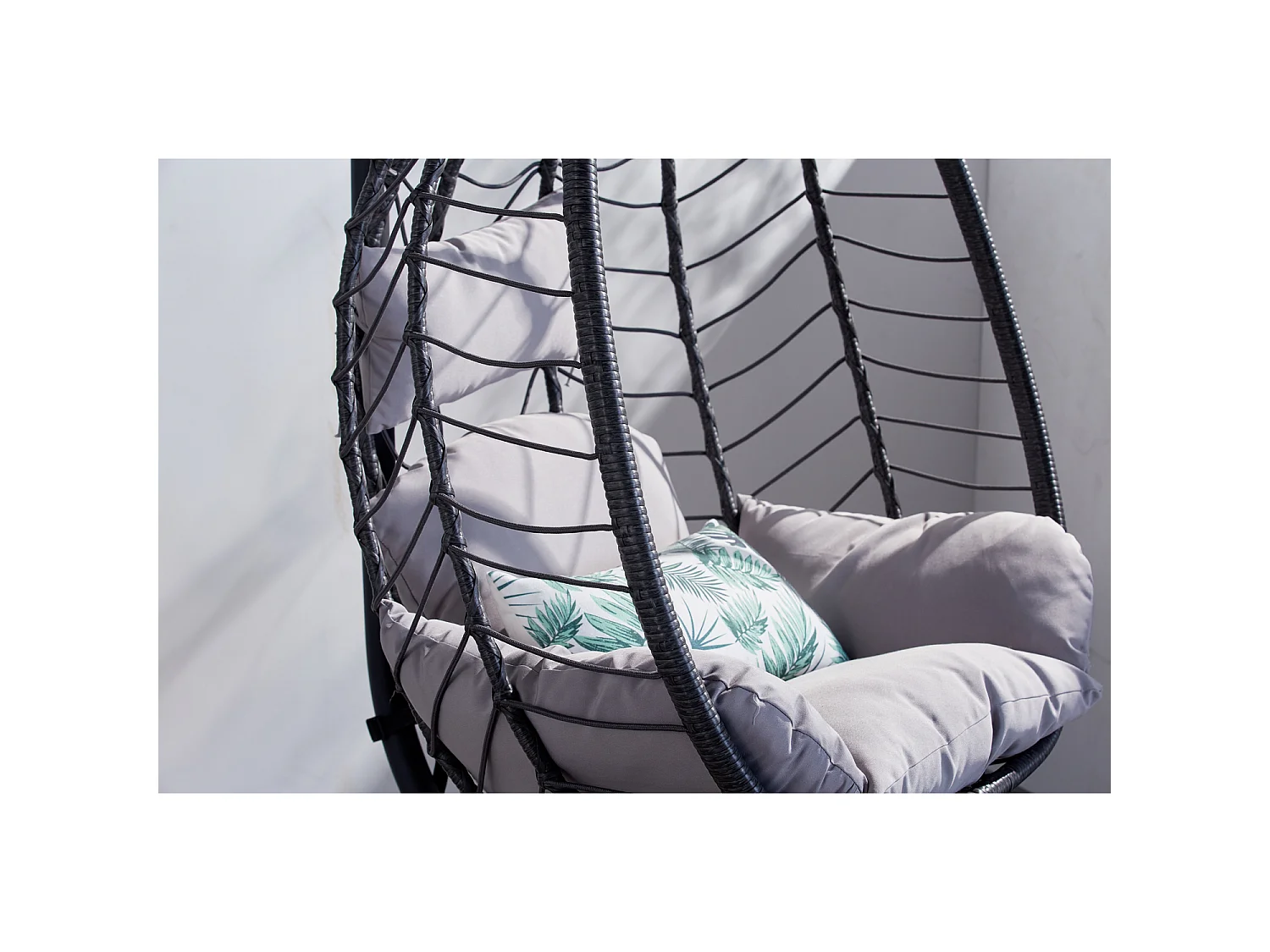 Grijze hangstoel van kunsthars met rotan effect LIMA - Comfortabel en trendy, binnen/buiten, inclusief kussens