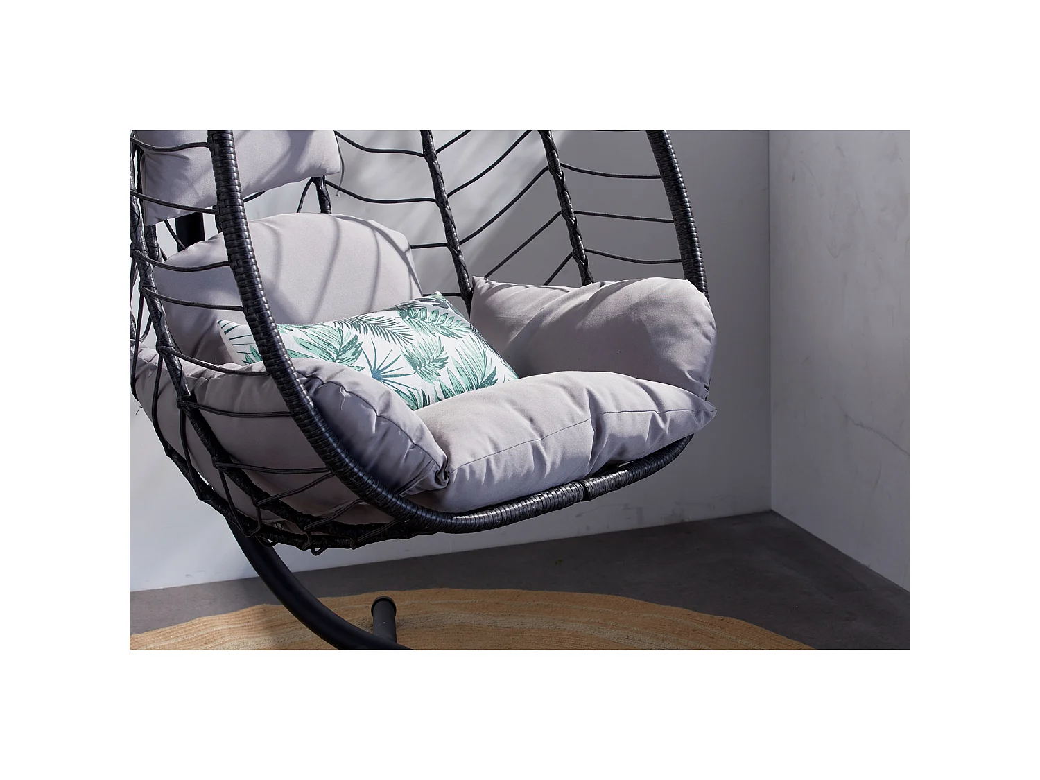 Grijze hangstoel van kunsthars met rotan effect LIMA - Comfortabel en trendy, binnen/buiten, inclusief kussens