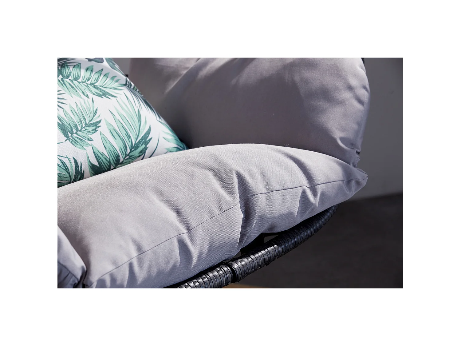 Grijze hangstoel van kunsthars met rotan effect LIMA - Comfortabel en trendy, binnen/buiten, inclusief kussens