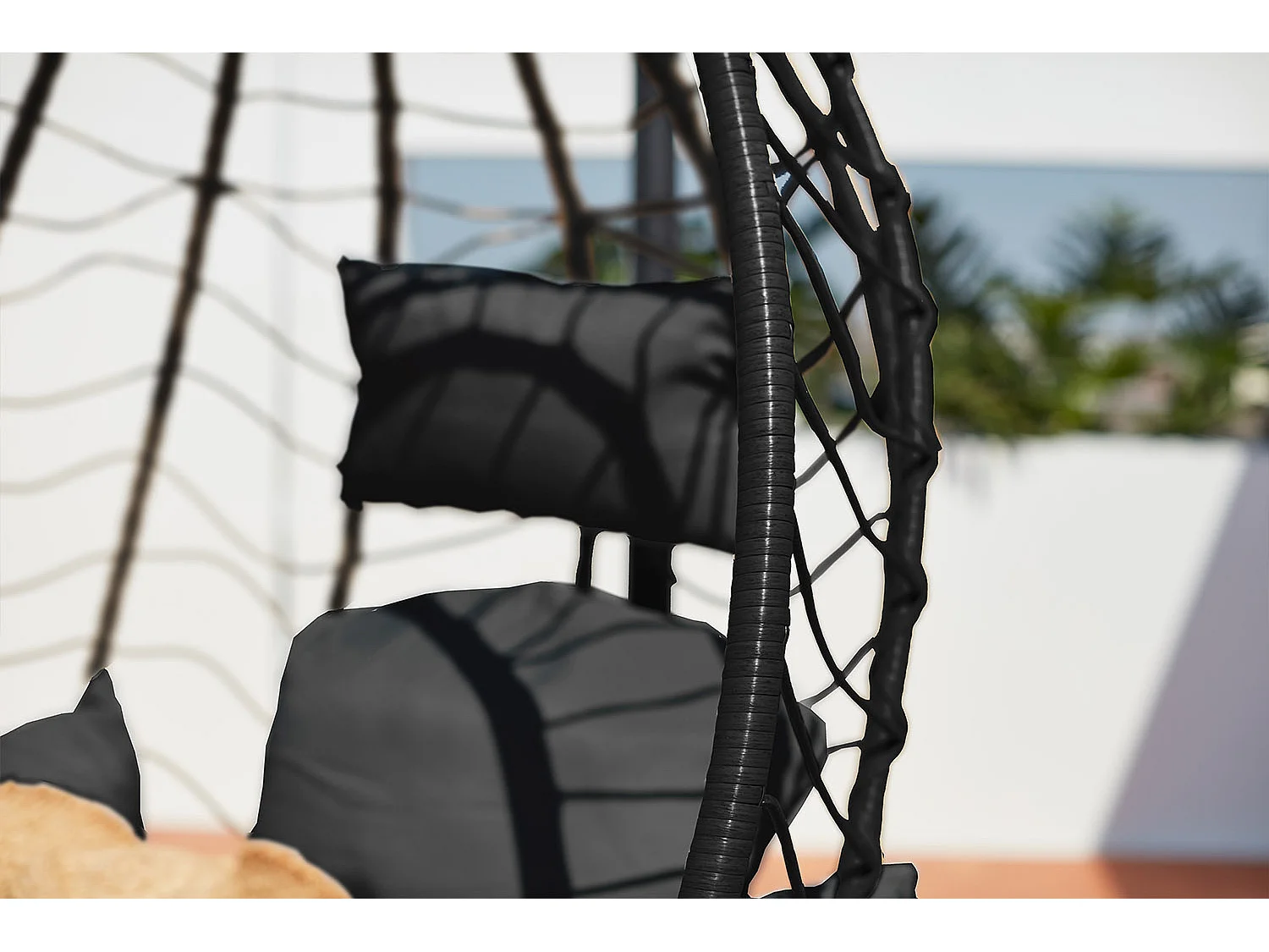 Fauteuil suspendu en résine effet rotin noir LIMA