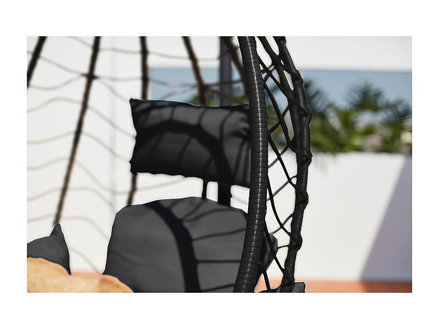 Hangstoel zwart van hars en staal LIMA - Comfortabel en trendy voor binnen en buiten