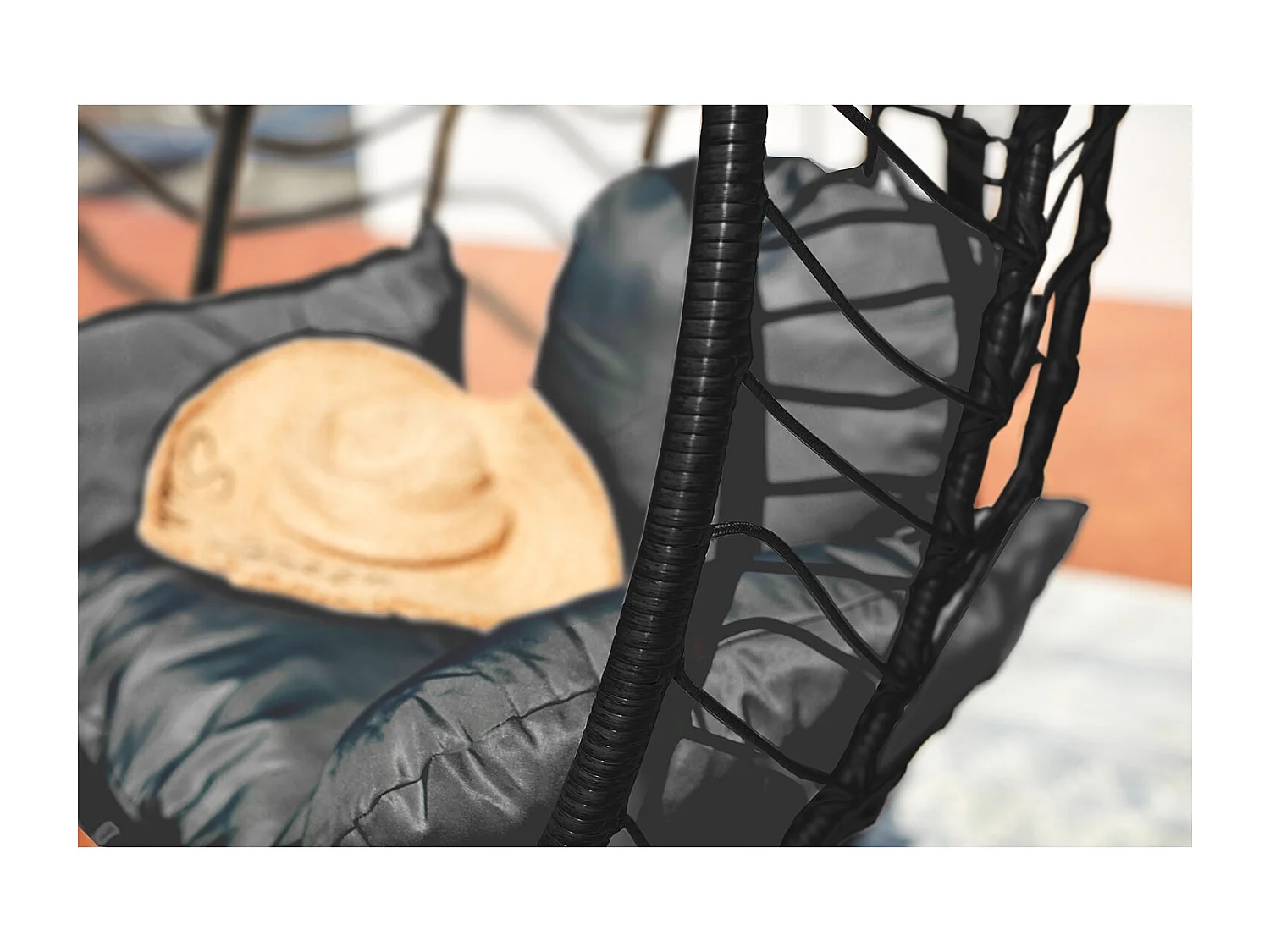 Hangstoel zwart van hars en staal LIMA - Comfortabel en trendy voor binnen en buiten