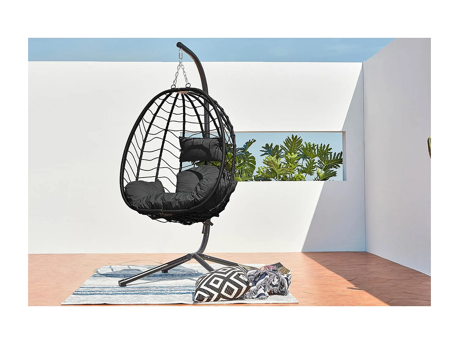 Hangstoel zwart van hars en staal LIMA - Comfortabel en trendy voor binnen en buiten