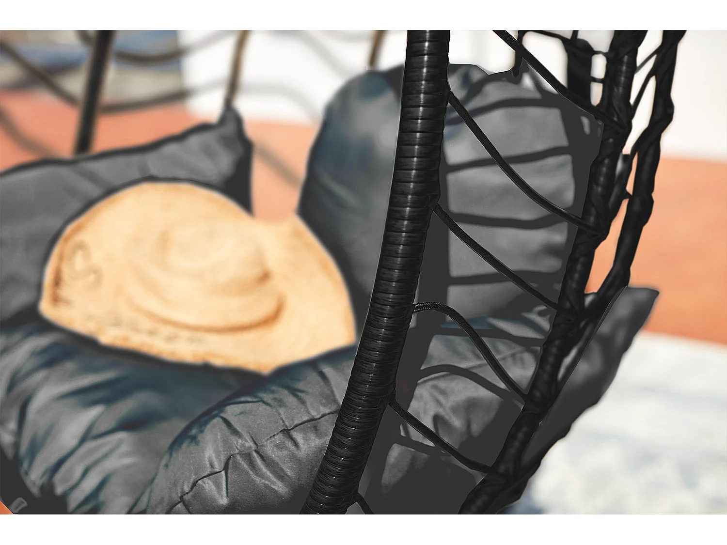 Fauteuil suspendu en résine effet rotin noir LIMA