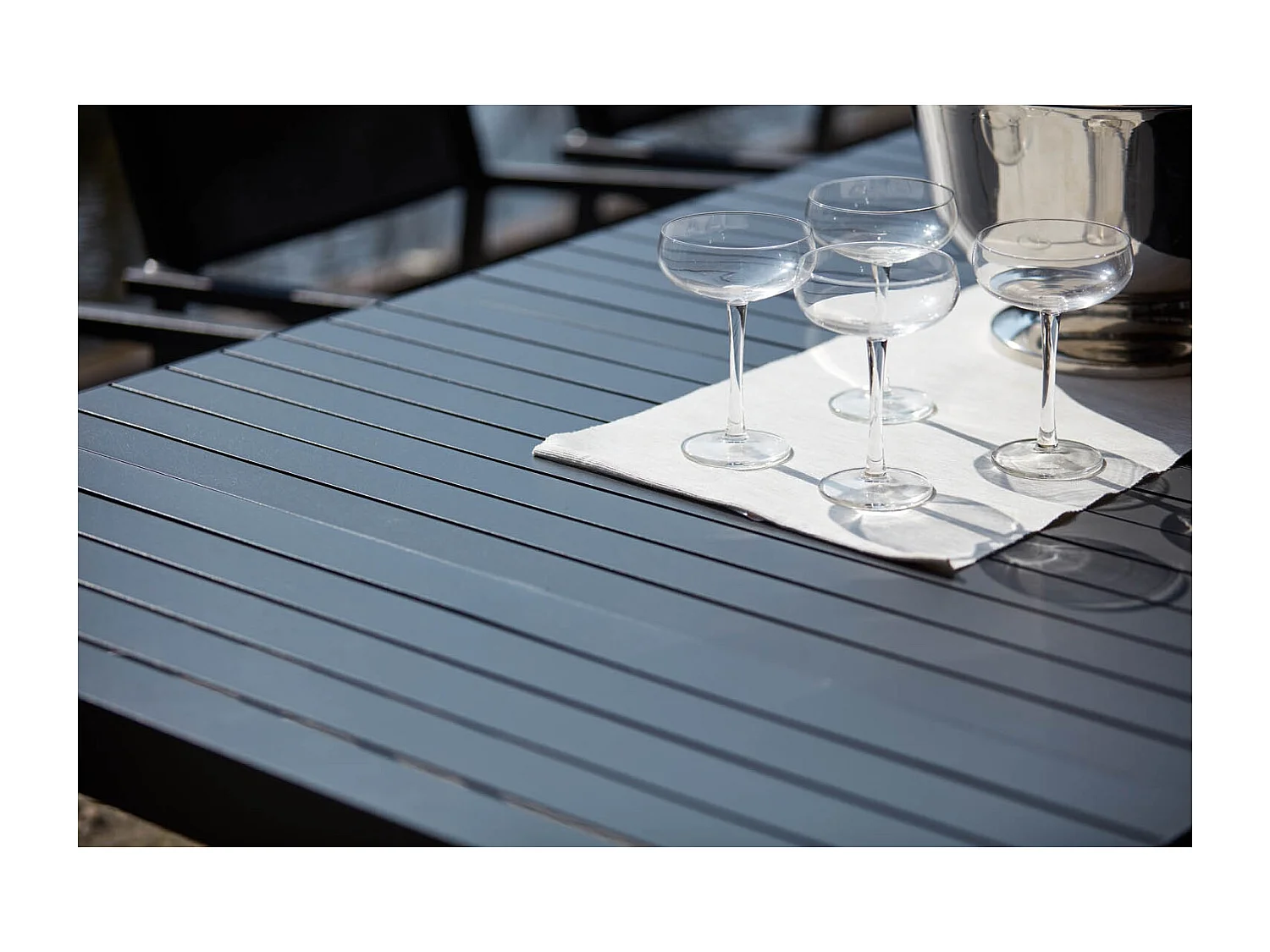 Mesa extensível de jardim em alumínio para 6 pessoas OLAHO - Design moderno, prático e inovador