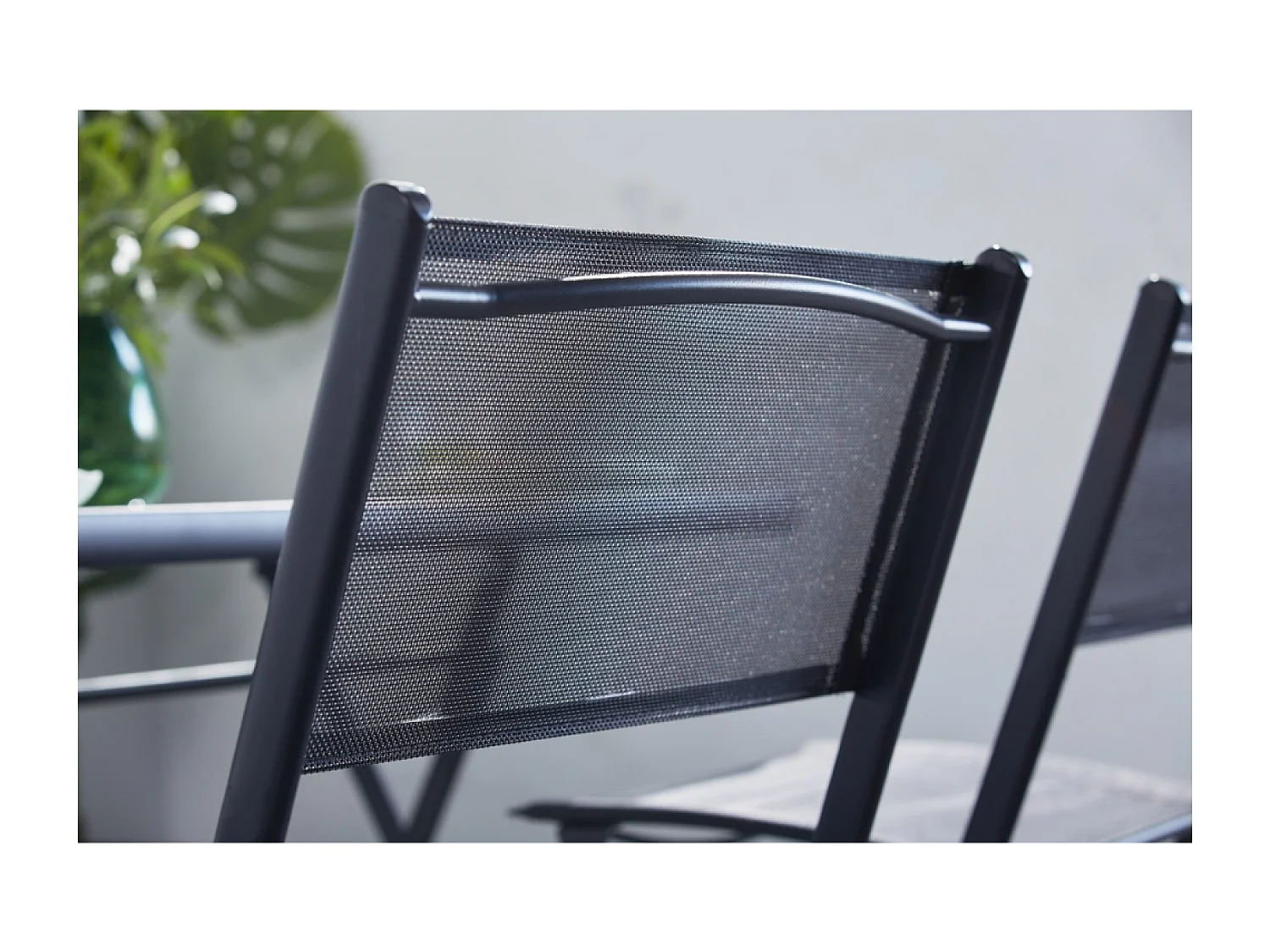 Tuinset MAHON met tafel en 4 inklapbare stoelen van staal en gehard glas