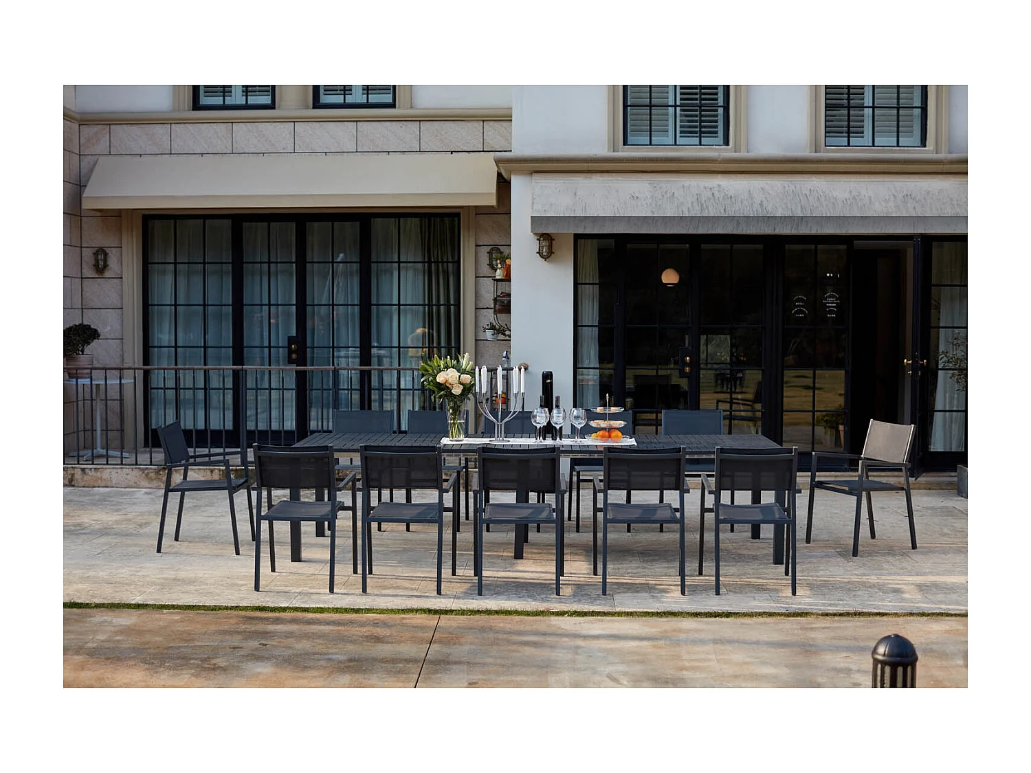 Console extensible et 12 chaises en aluminium OLHAO