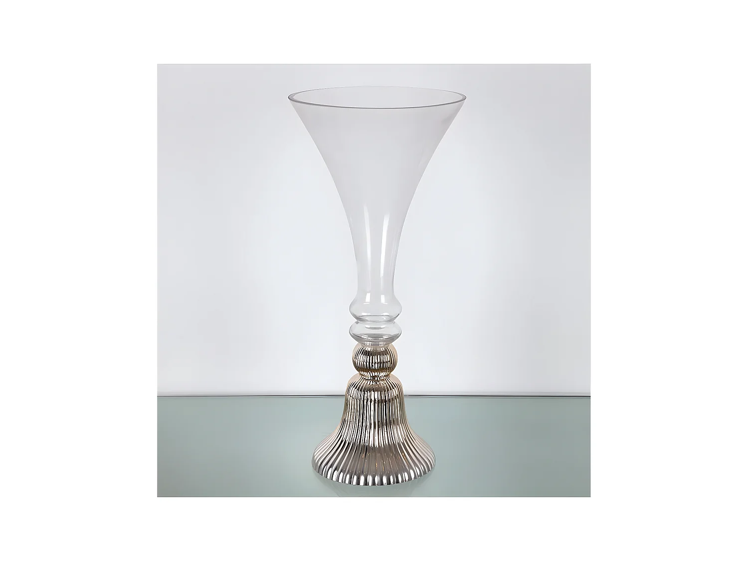 Jarrón alto de 53cm de cristal con pie talla en líneas dorado ronda