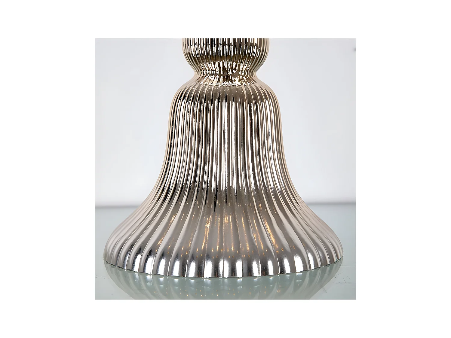 Jarrón alto de 53cm de cristal con pie talla en líneas dorado ronda