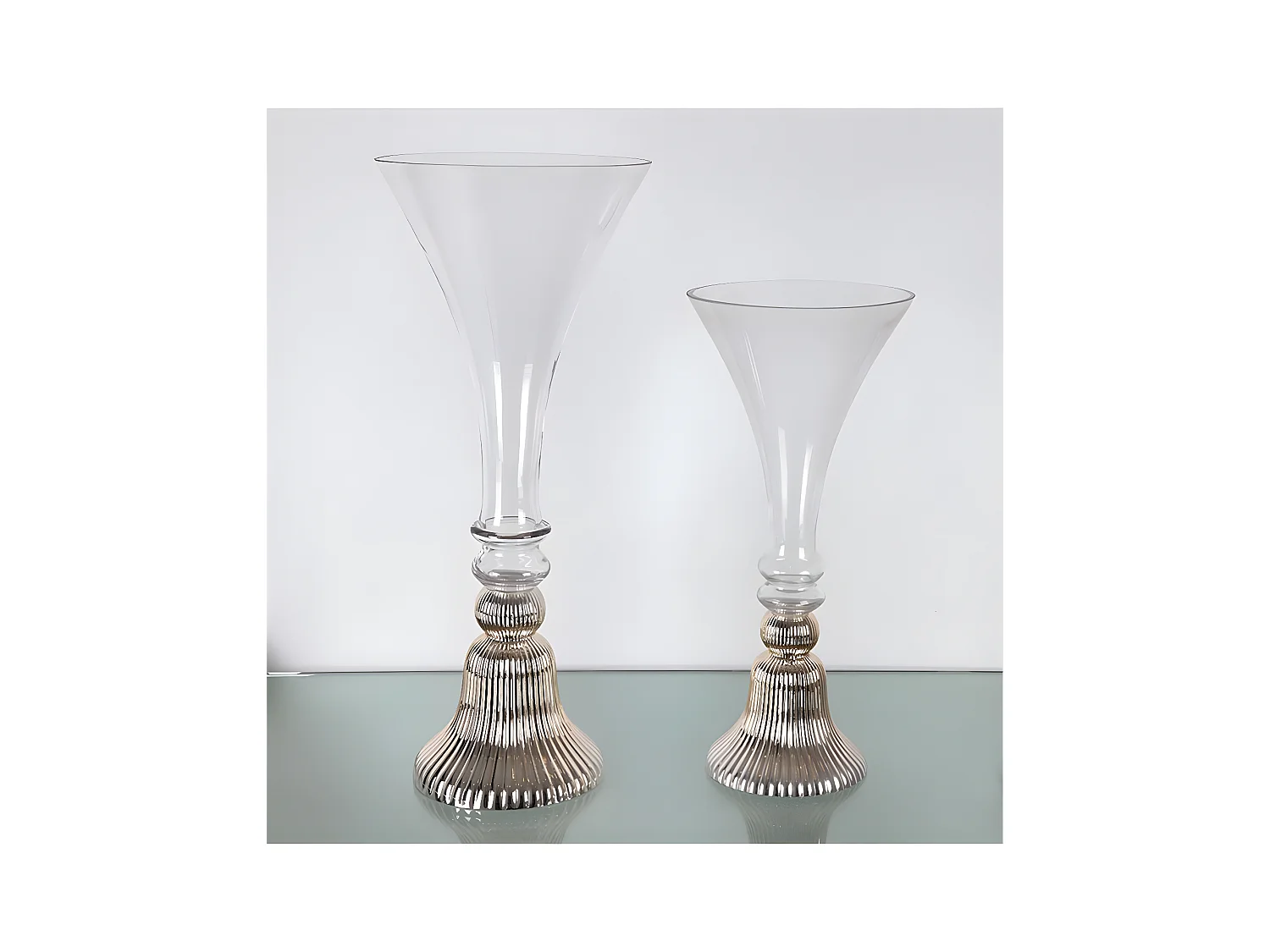 Jarrón alto de 53cm de cristal con pie talla en líneas dorado ronda