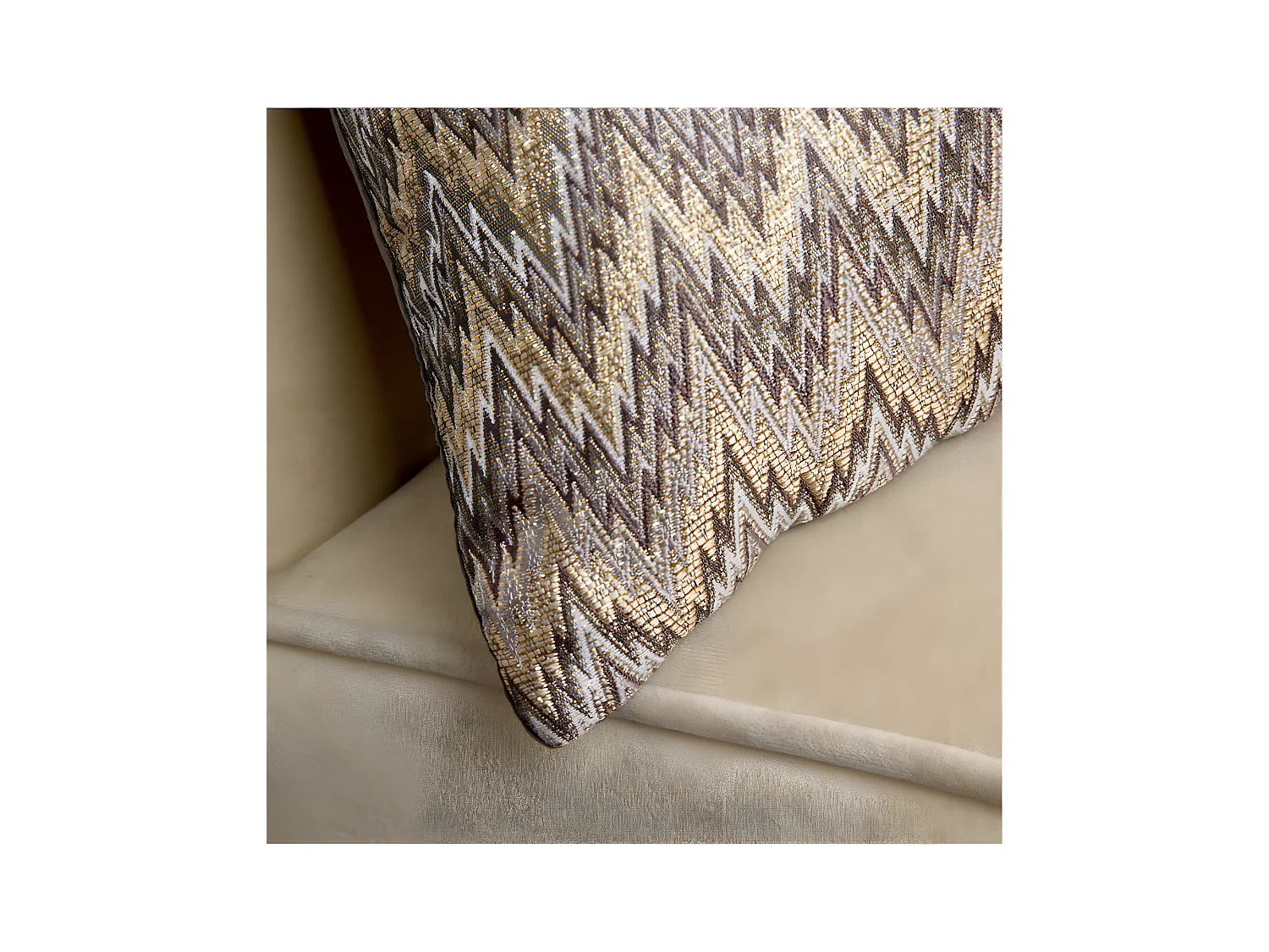 Cojin 50*30 tonos marrones dorados zig zag 300gr mika