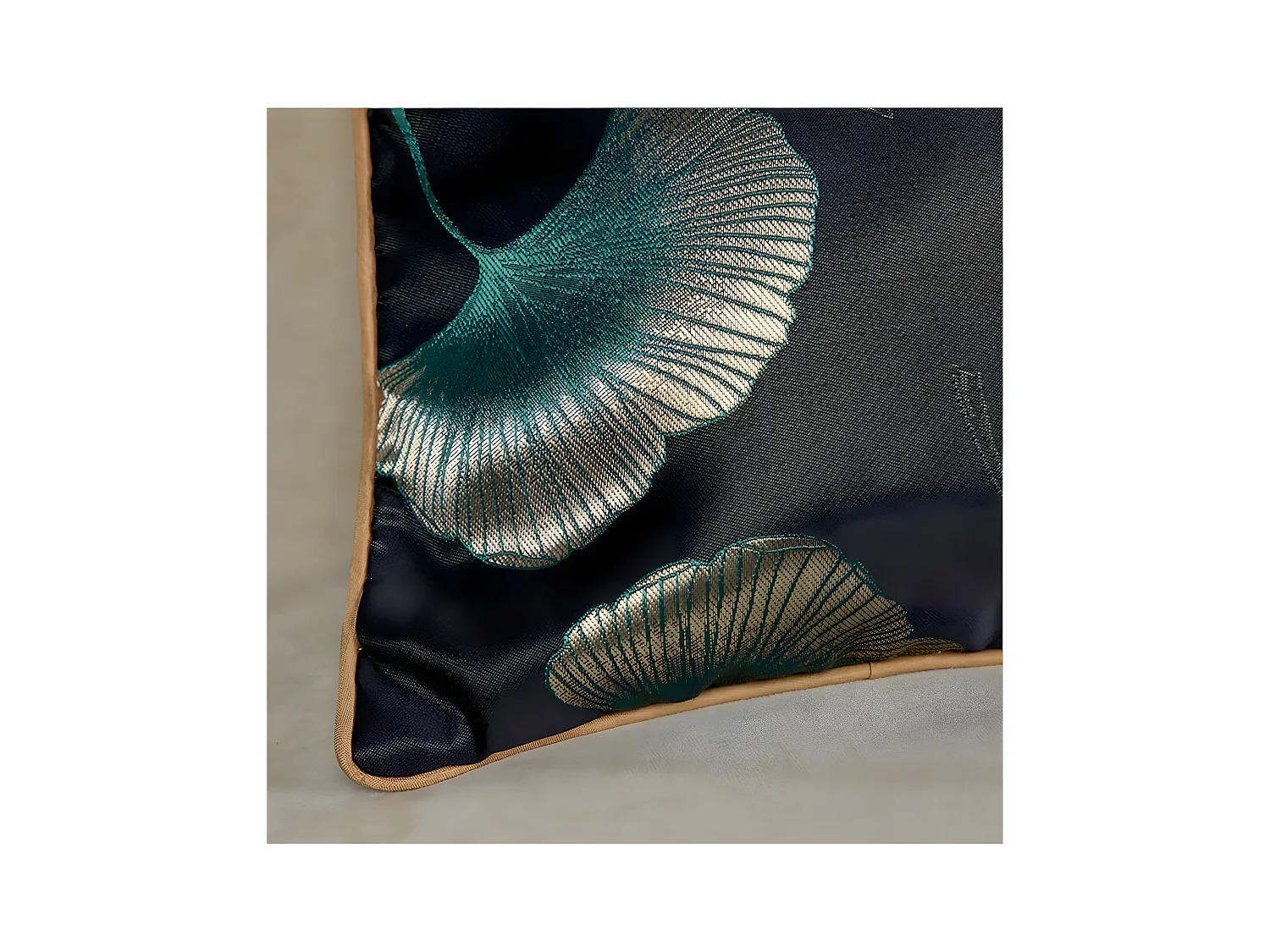 Cojin 45*45 flor de loto verde fondo negro con relleno 400 gr loto