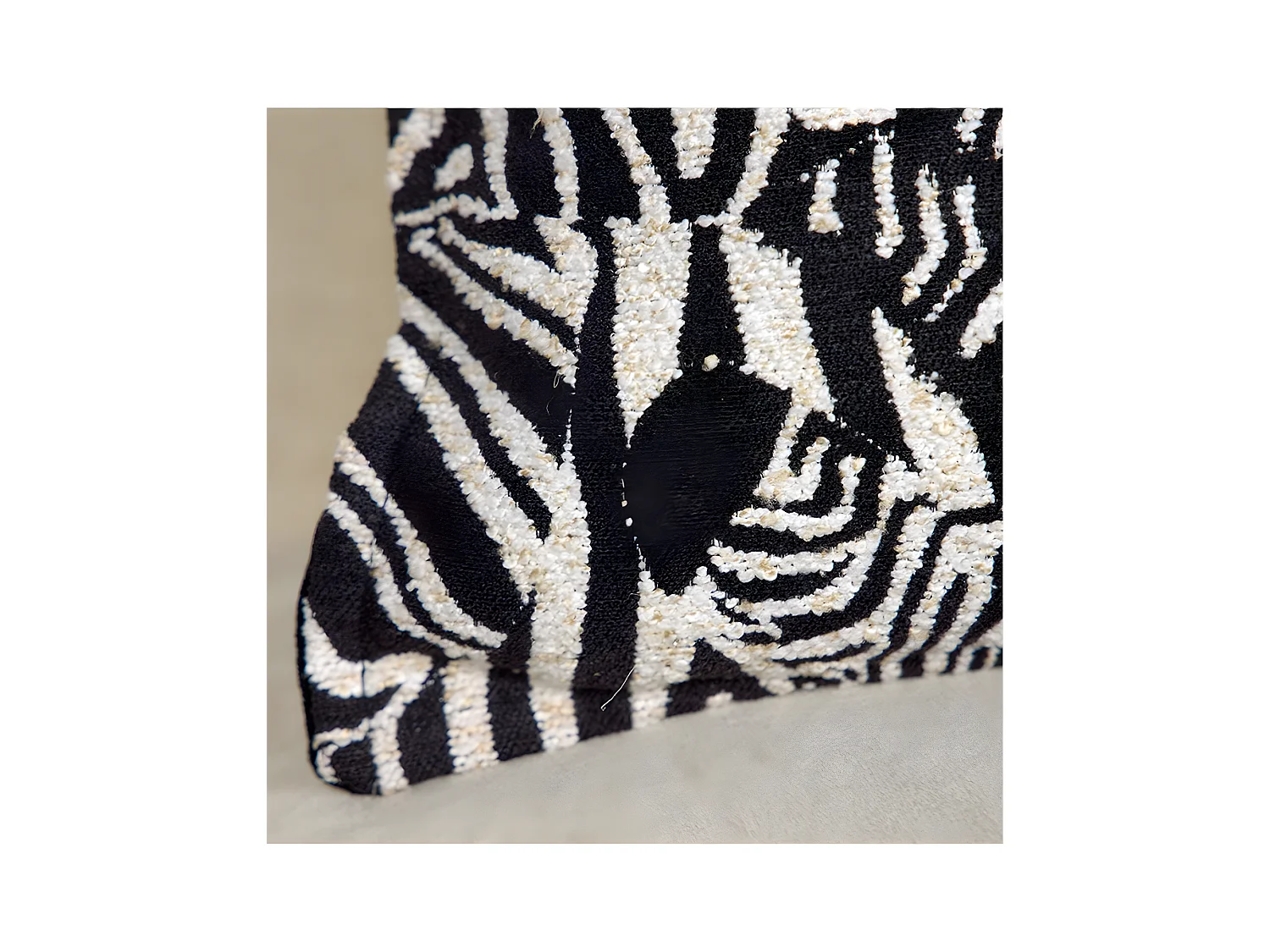 Cojin 45*45 cebra blanco negro jacquard chenilla con relleno 400 gr pam