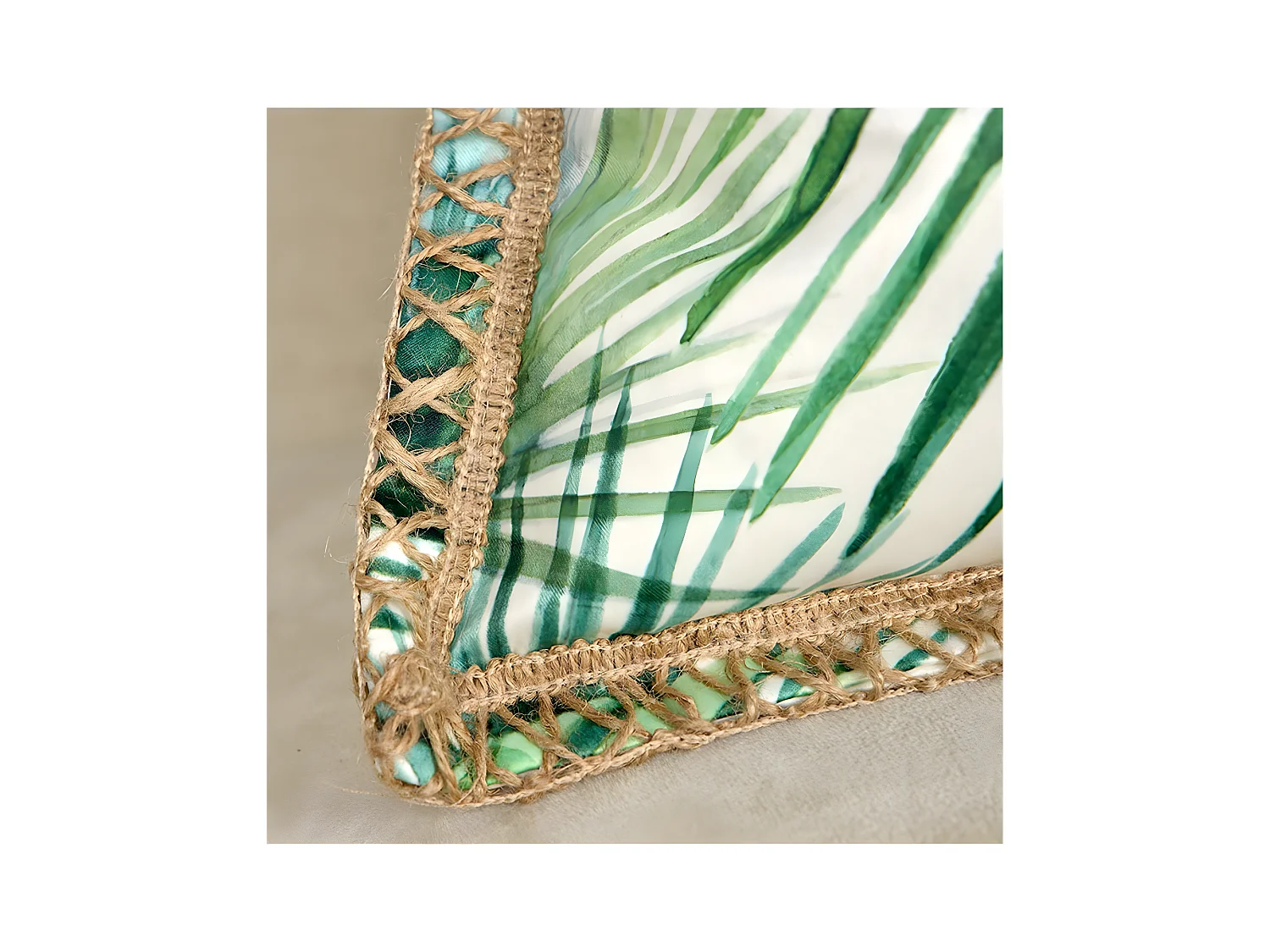 Cojin 45*45 ramas verdes tipo seda flecos yute con relleno 400 gr yute