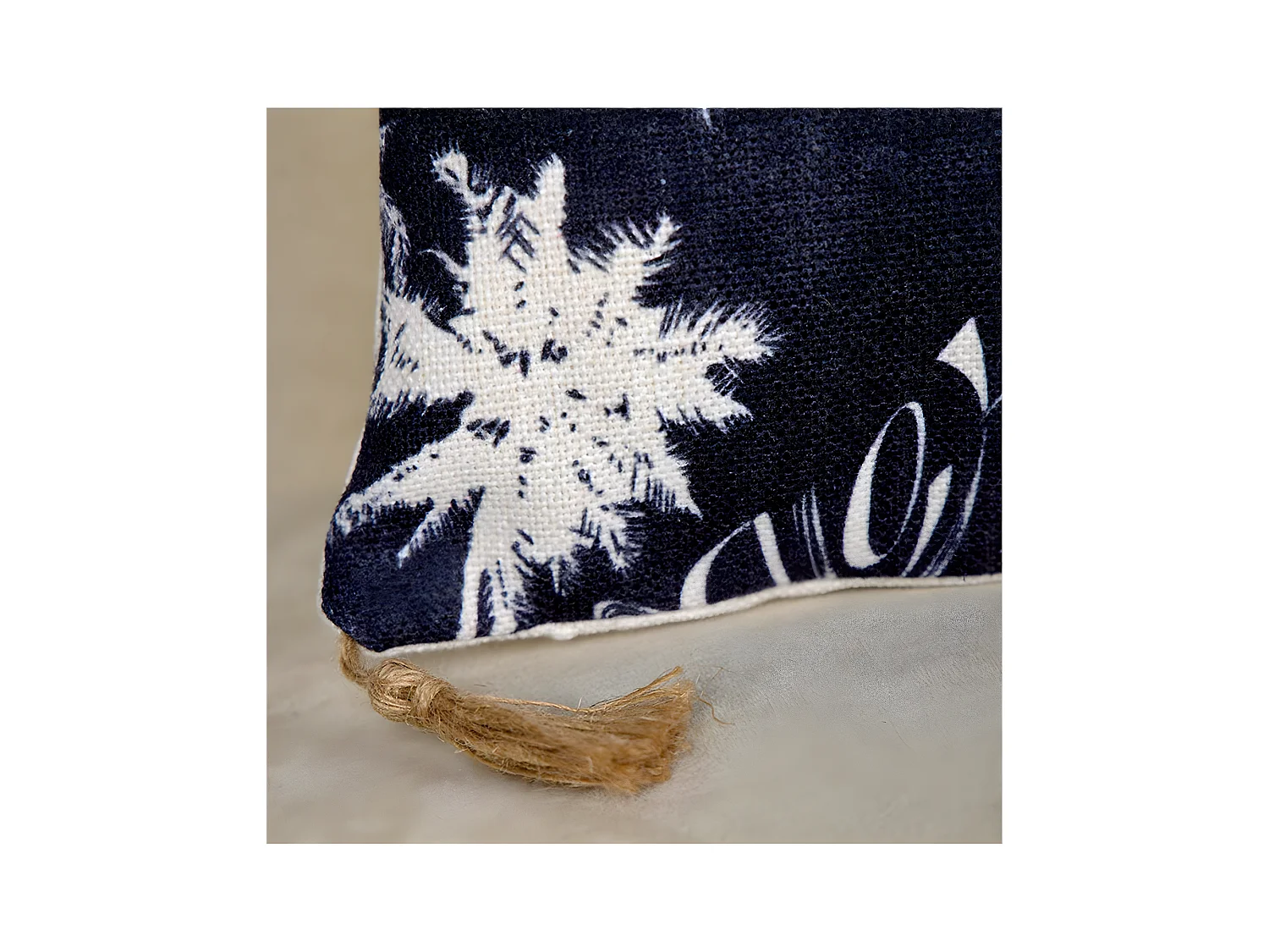 Cojín 45*45 fondo negro palmeras blancas tipo lino con relleno 400gr fred