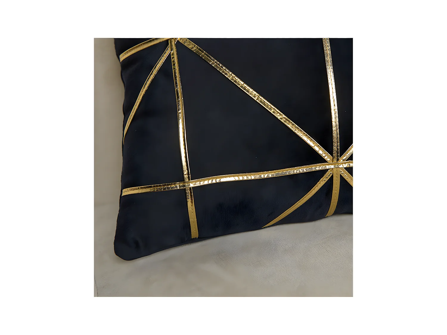 Cojin 50*30 triangulos negro terciopelo tiras doradas con relleno 380 gr fanny