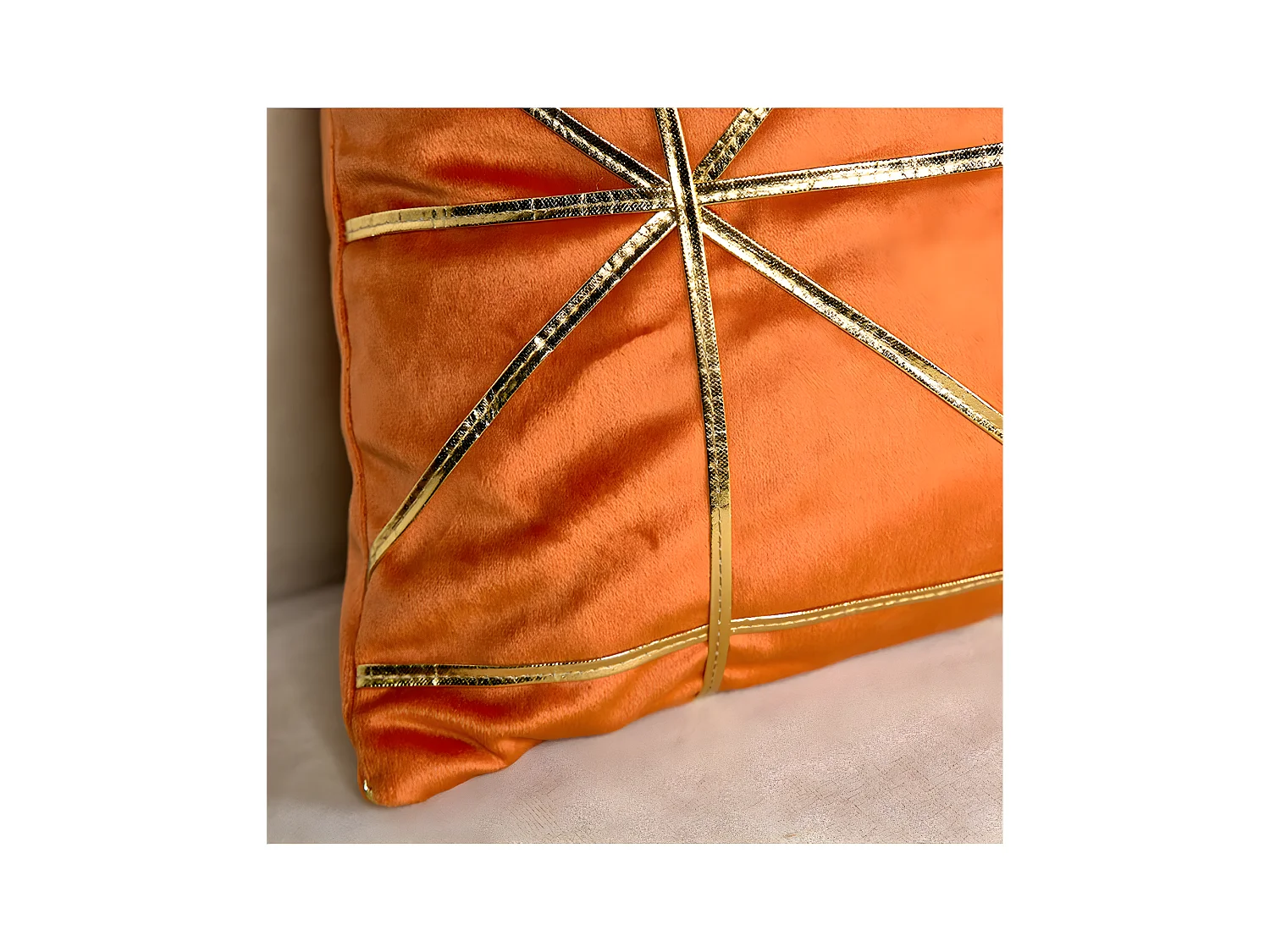 Cojin 45*45 triangulos caldero terciopleo tiras doradas con relleno 400 gr fanny