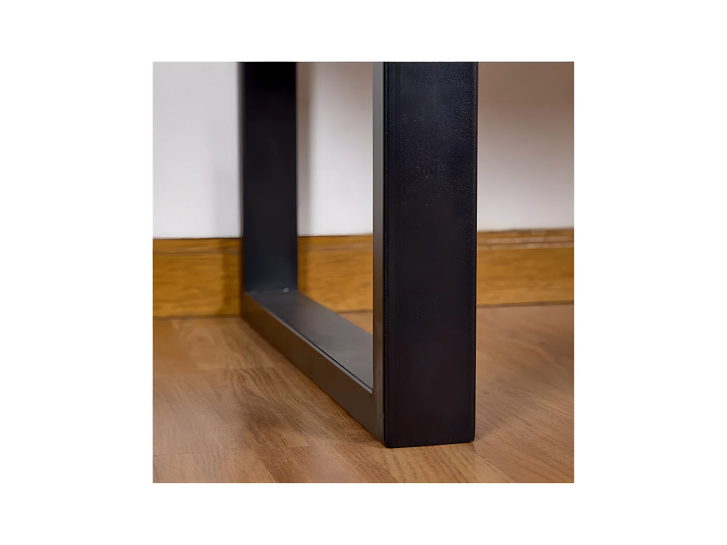 Mesa de centro 110cm pie cuadrado negro metal top madera rania