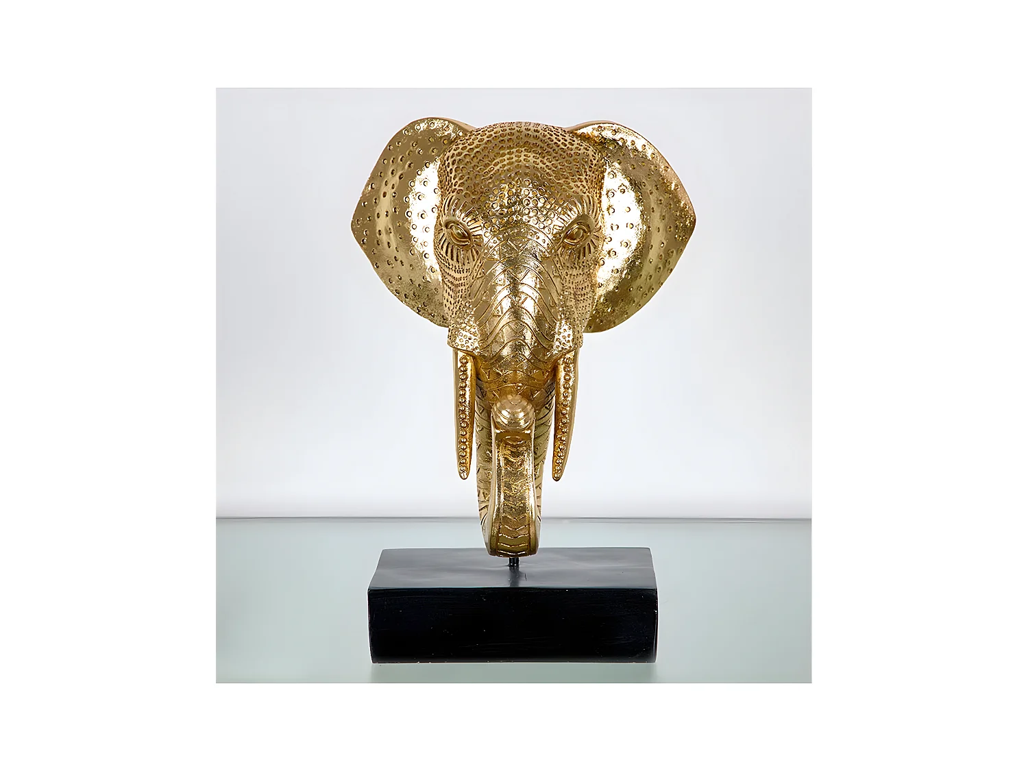 Cabeza de elefante decorada en color dorado madagascar