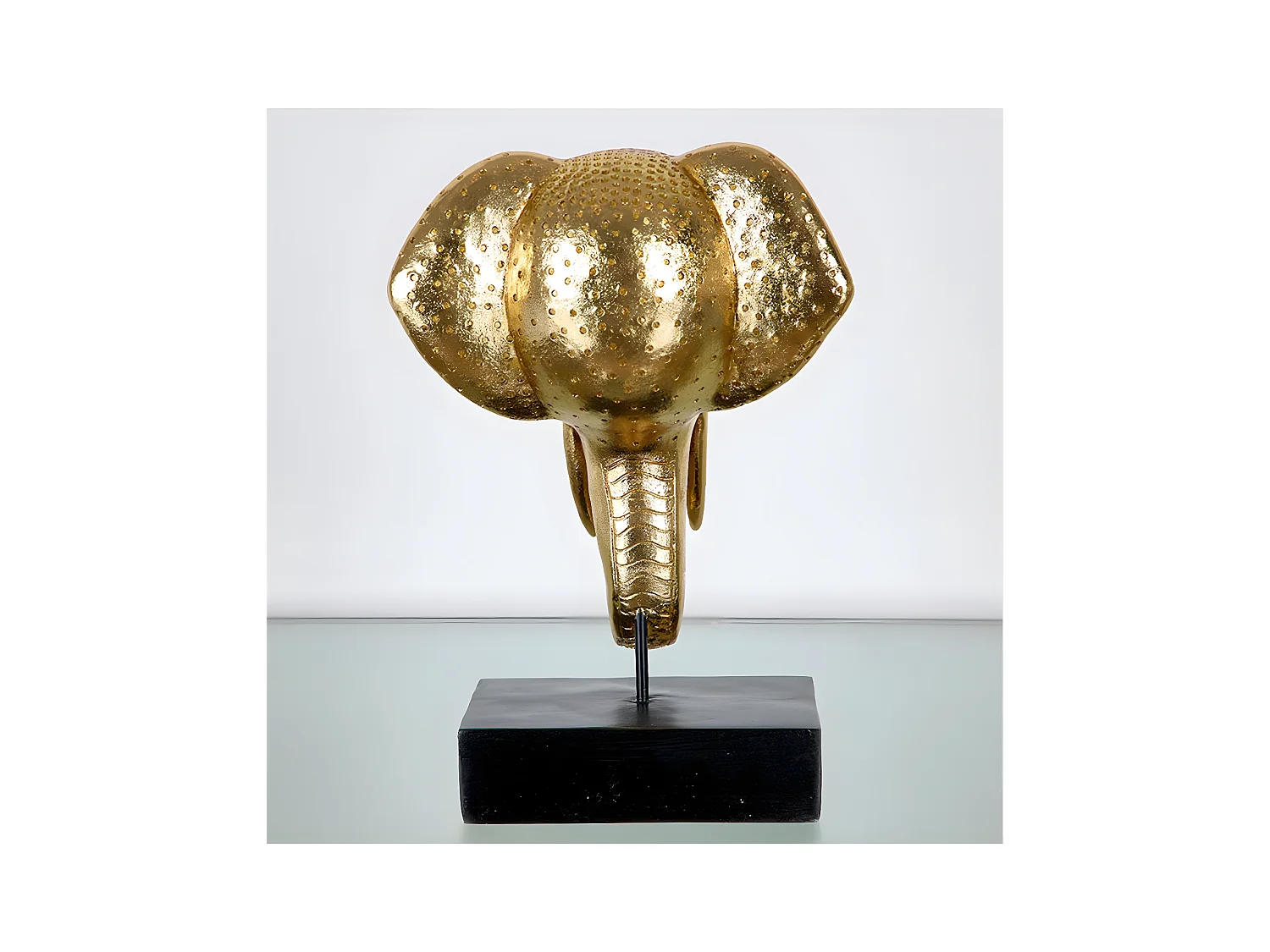 Cabeza de elefante decorada en color dorado madagascar