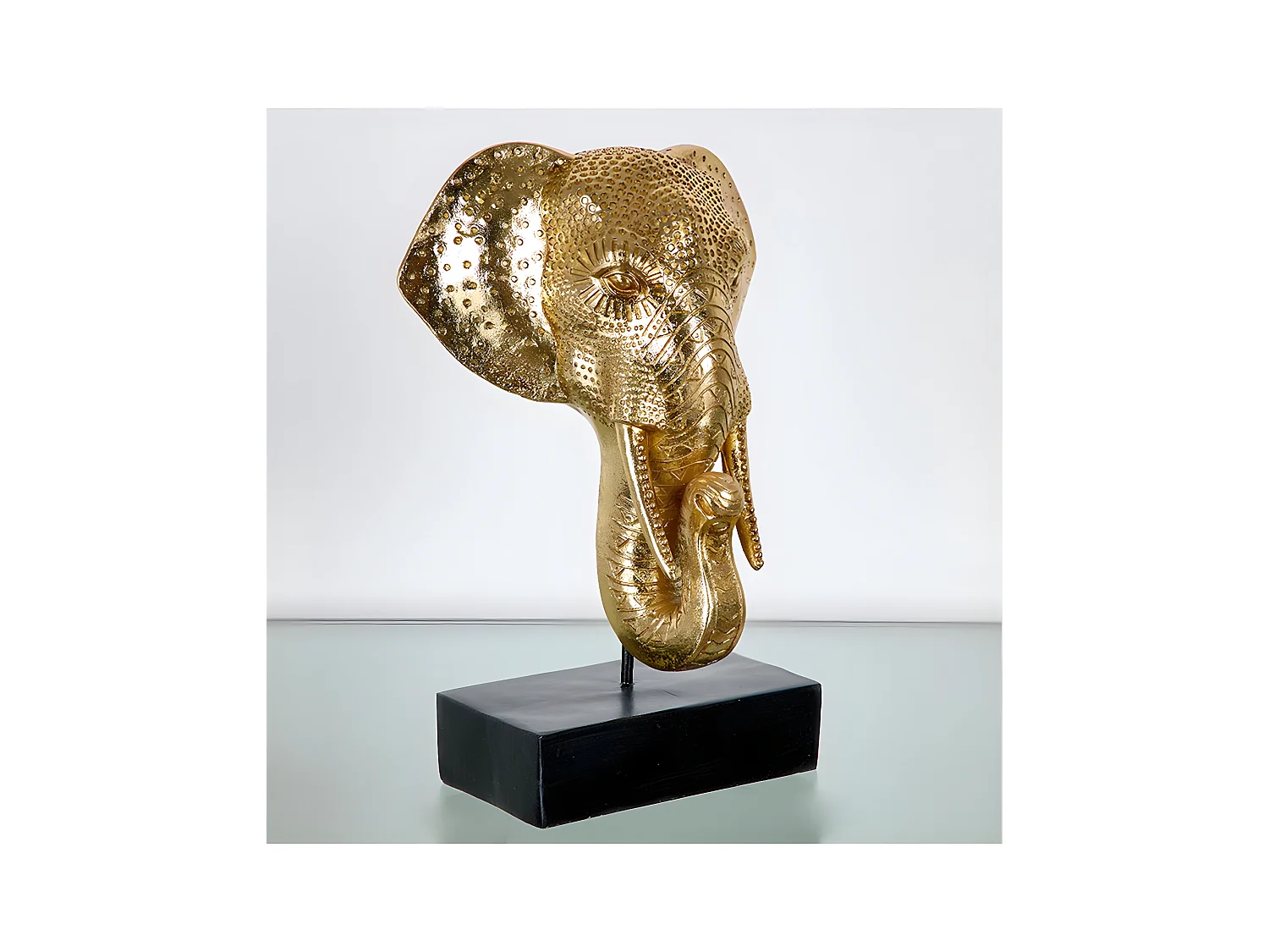 Cabeza de elefante decorada en color dorado madagascar