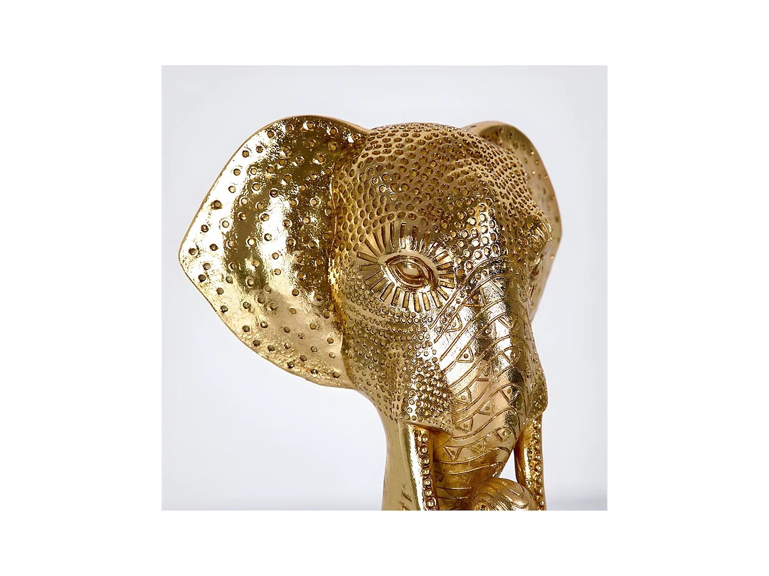 Cabeza de elefante decorada en color dorado madagascar