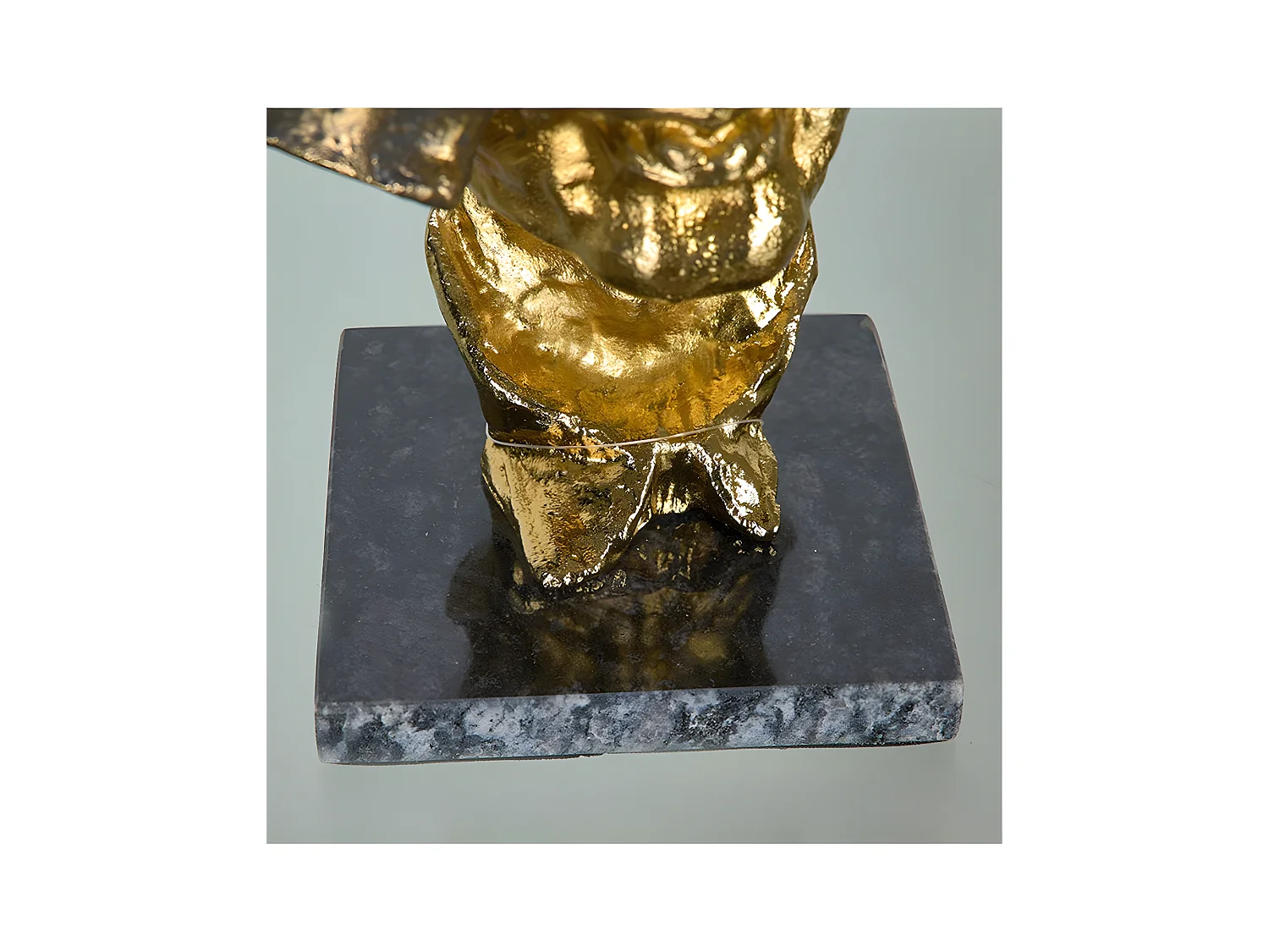 Máscara de metal original de diseño en color dorado hollywood