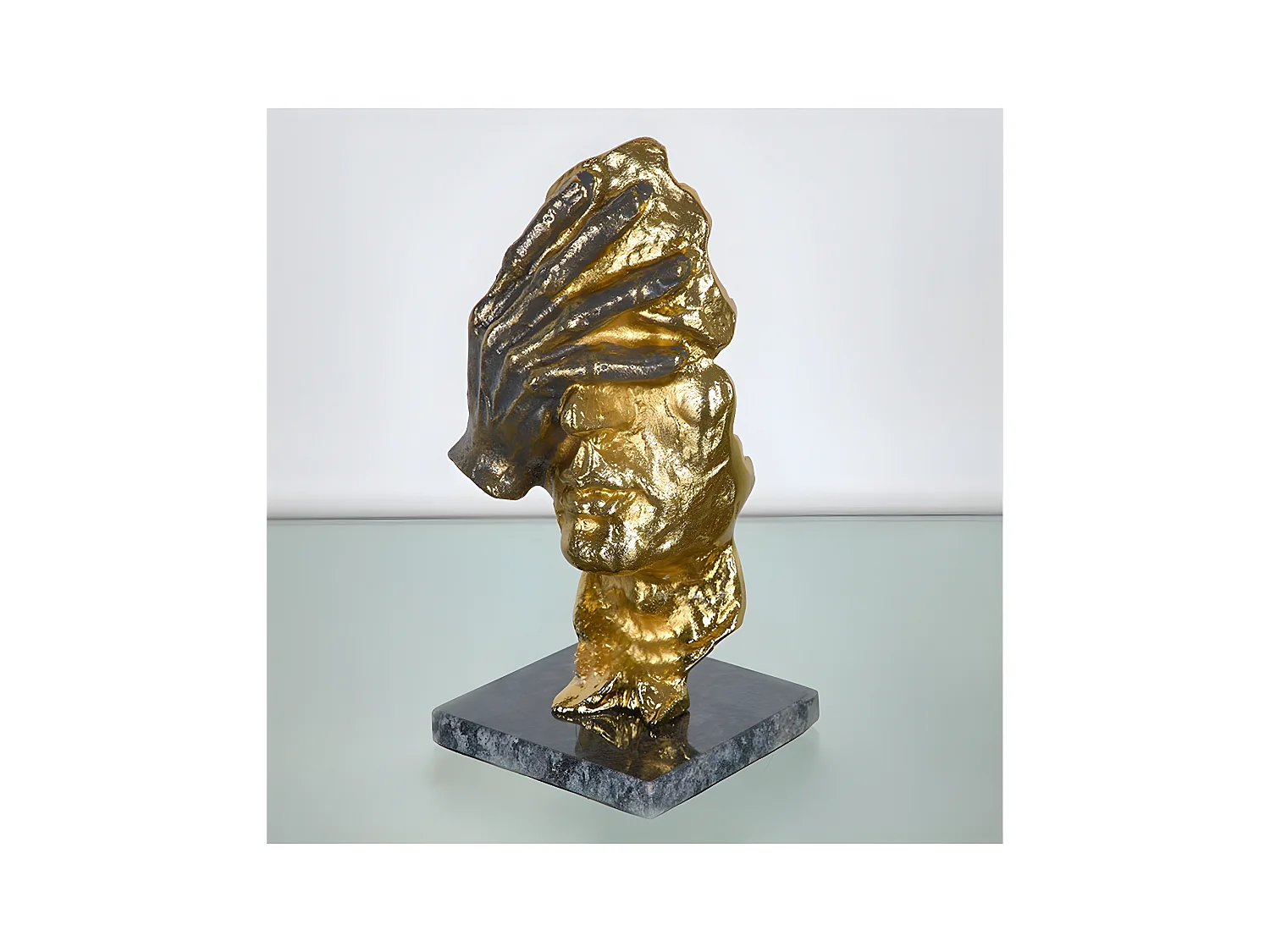 Máscara de metal original de diseño en color dorado hollywood