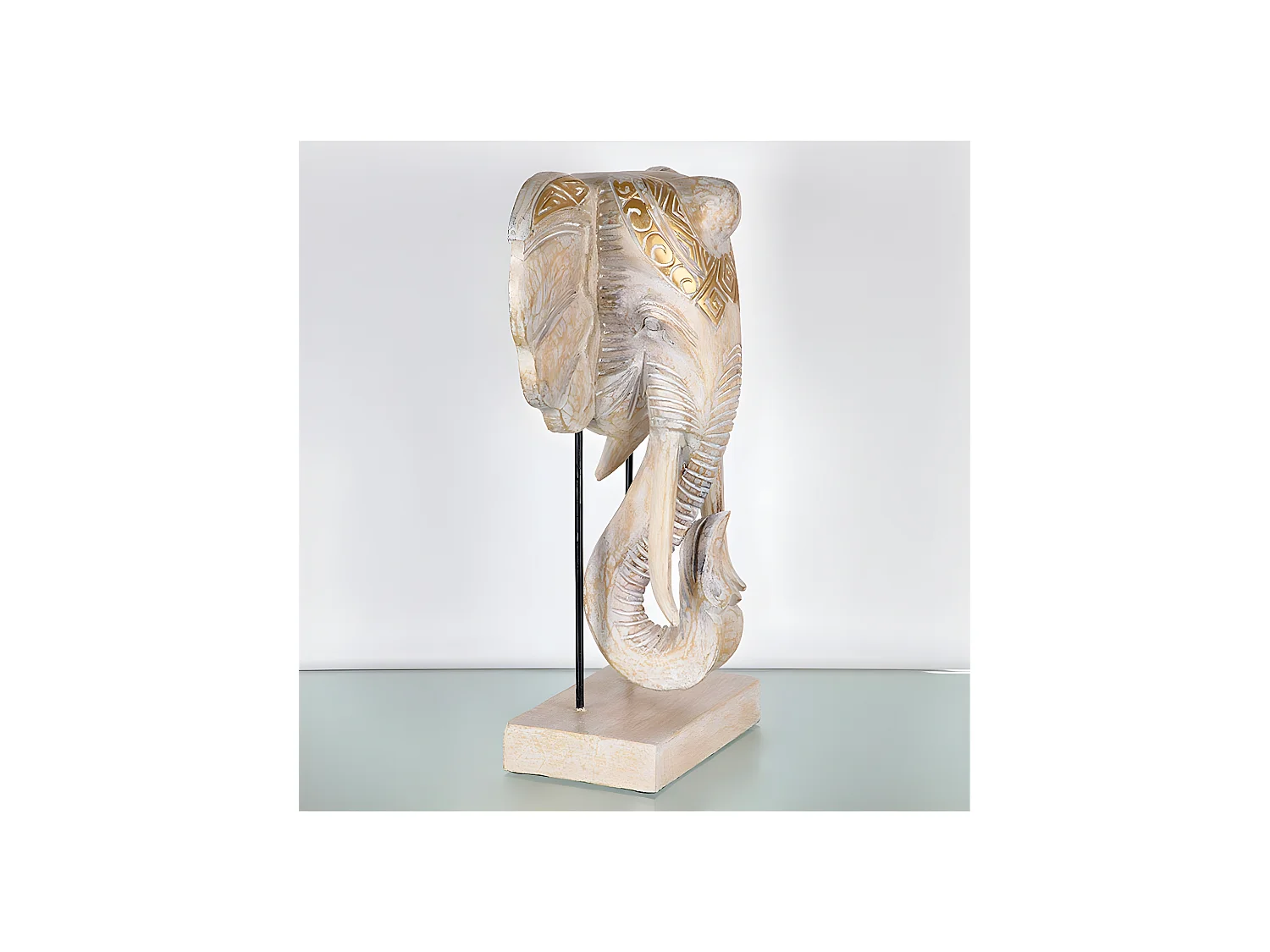 Cabeza de elefante nacarada con detalles dorados de madera mogambo